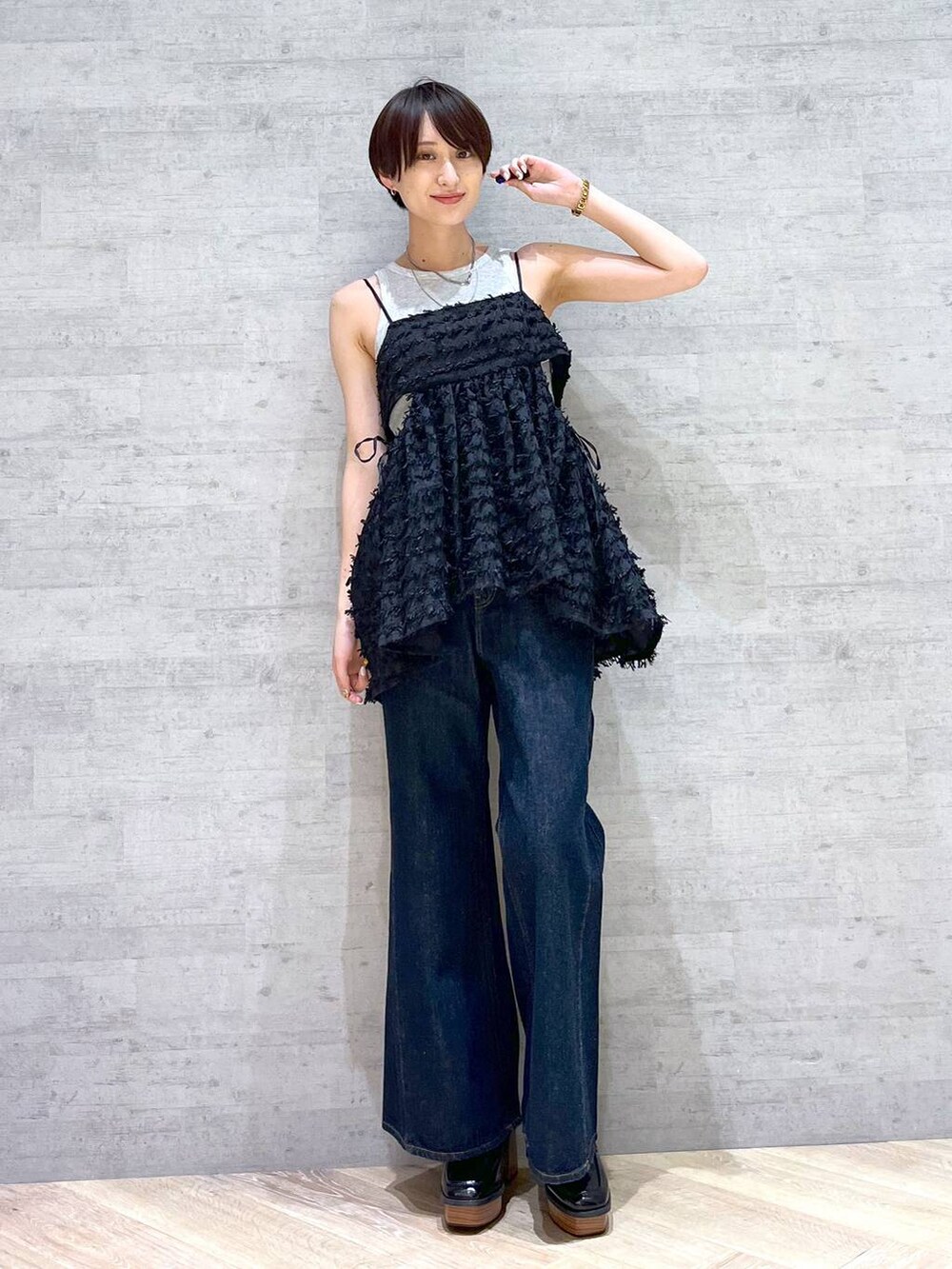 ブルー系のデニムパンツ、ブラック系のローファー、ブラウン系のショルダーバッグを着用したレディースの夏コーディネートの2枚目の写真