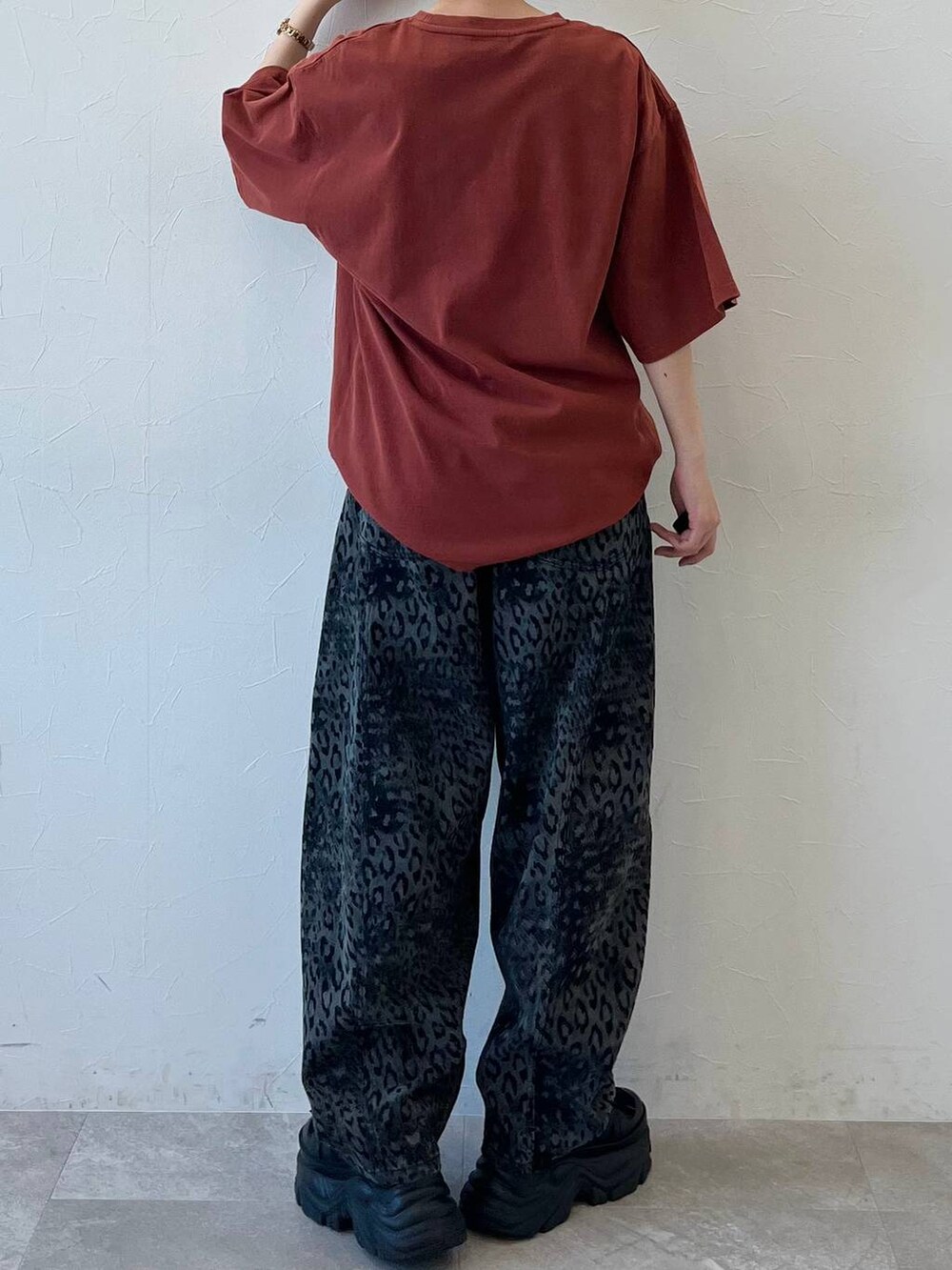 ブラック系のスニーカー、ブラック系のデニムパンツ、ブラック系のキャップを着用したレディースの春コーディネートの8枚目の写真