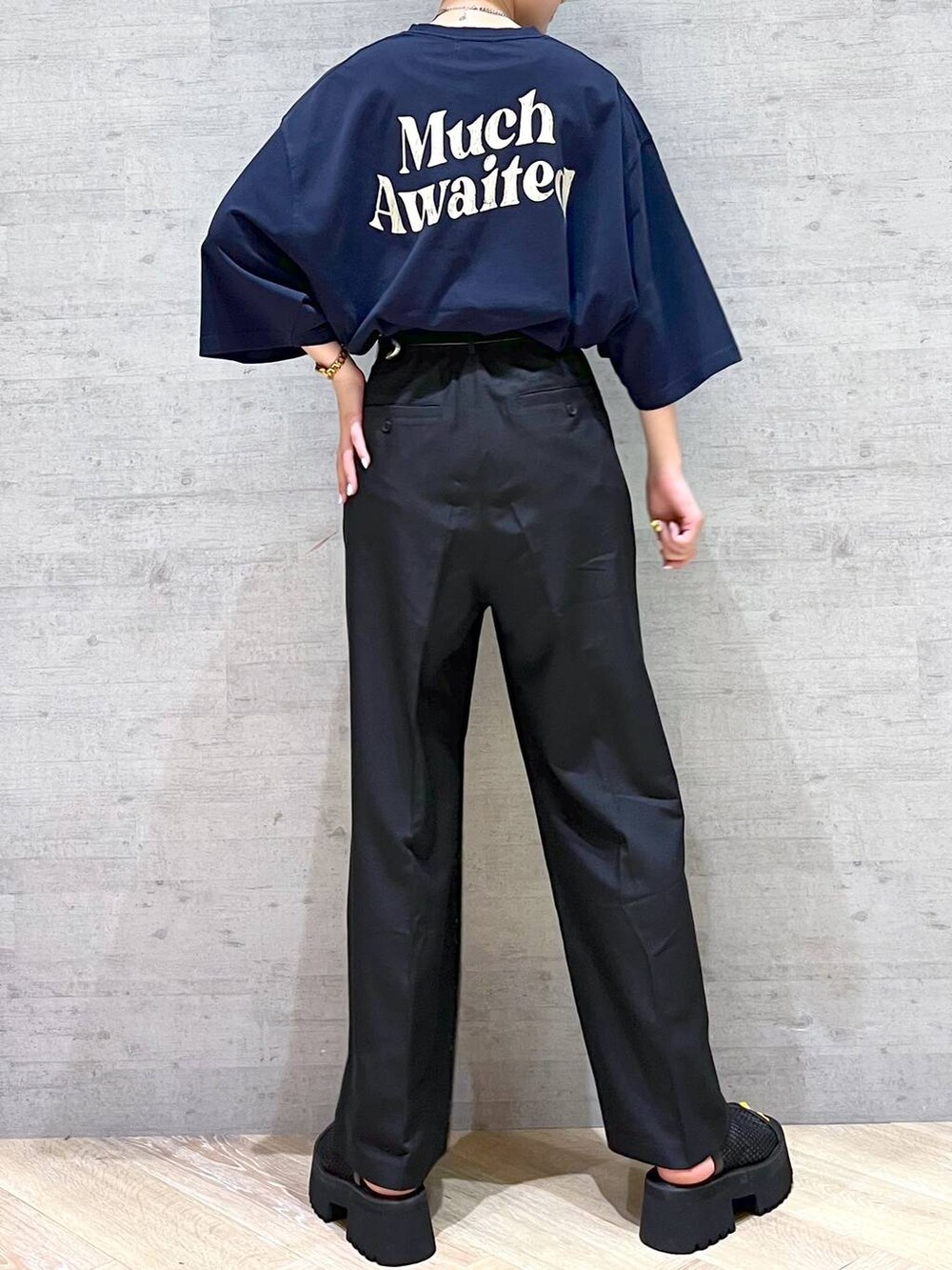 ブルー系のTシャツ/カットソー、ブラック系のスラックス、ブラック系のサンダルを着用したレディースの夏コーディネートの8枚目の写真