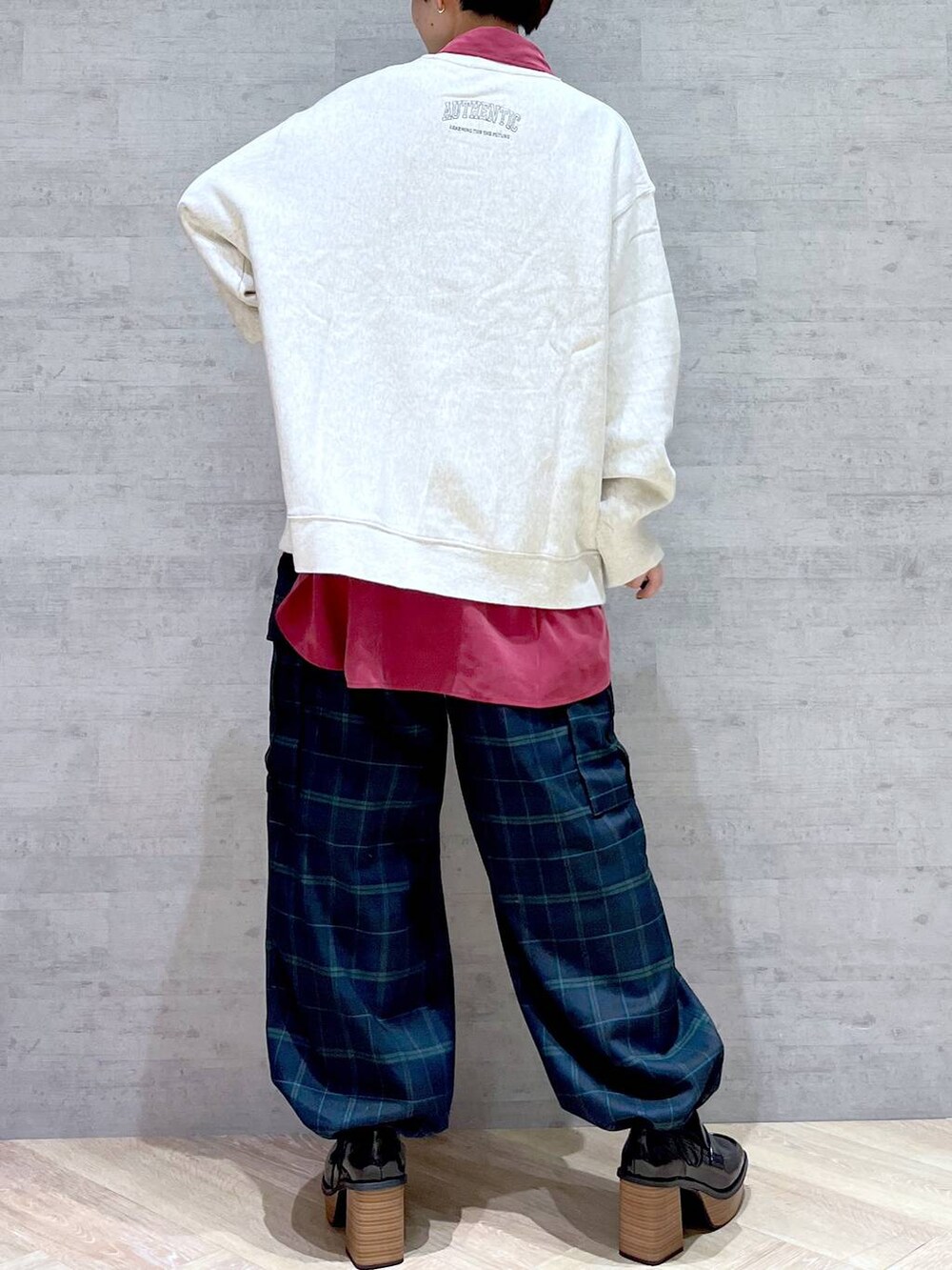 ベージュ系のスウェット、レッド系のシャツ/ブラウス、ブルー系のカーゴパンツを着用したレディースの冬コーディネートの8枚目の写真