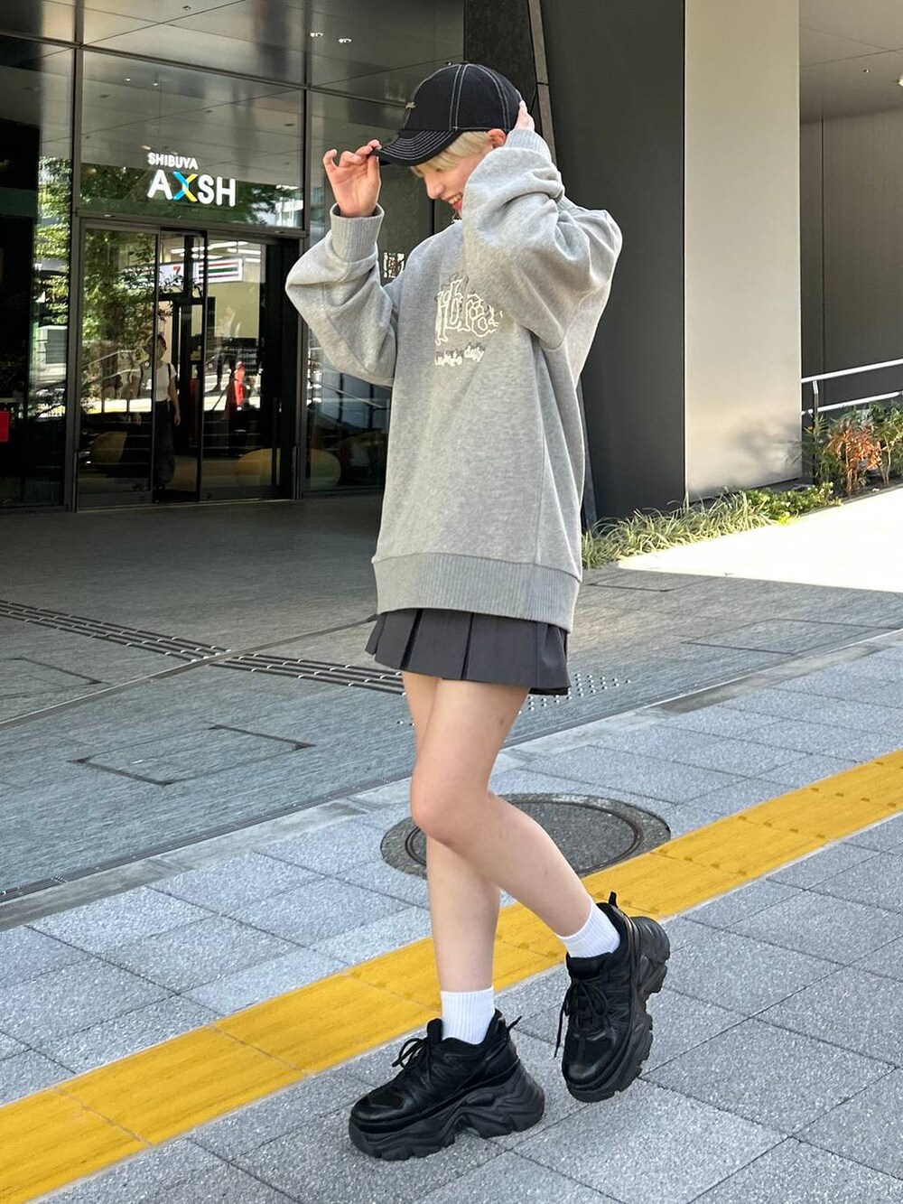 ブラック系のスニーカー、グレー系のその他パンツ、グレー系のスウェットを着用したレディースの秋コーディネートの5枚目の写真