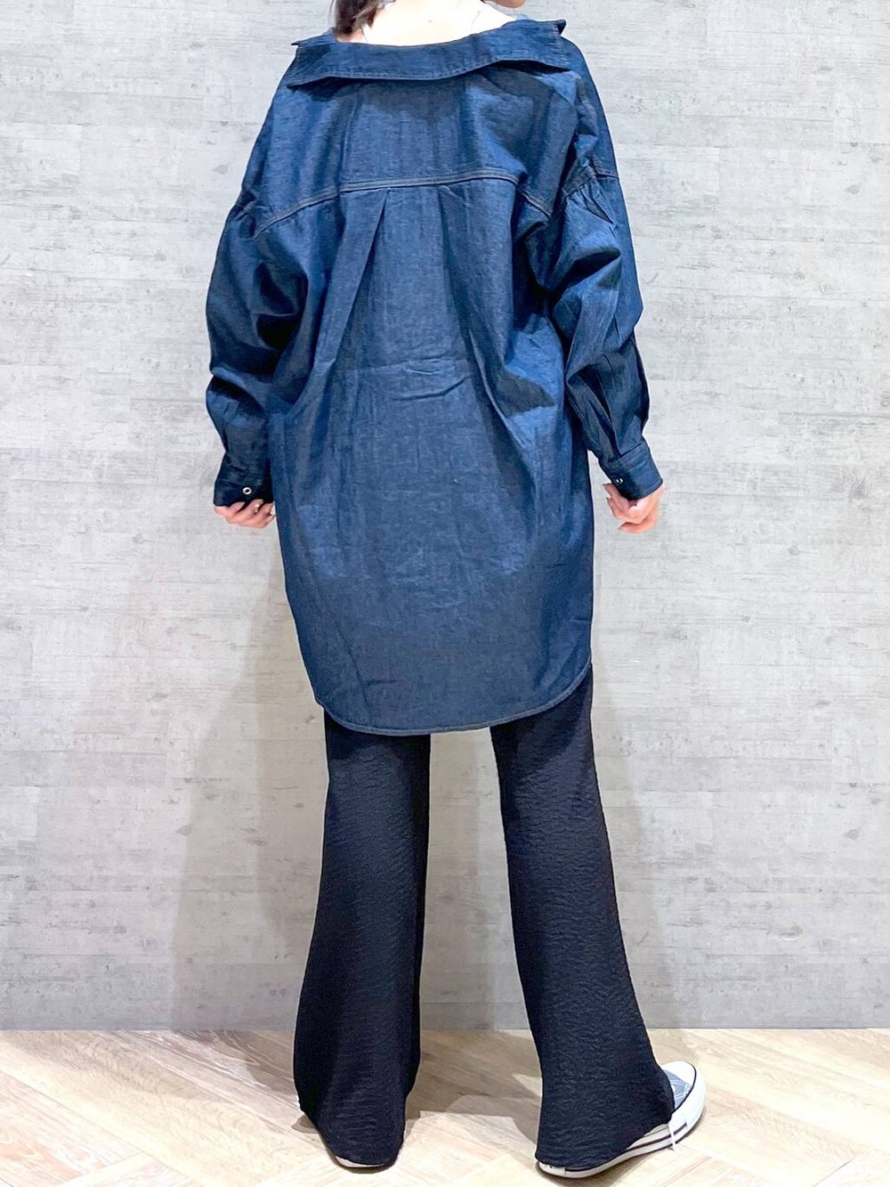 ブルー系のシャツ/ブラウス、ブラック系のその他パンツ、ブラック系のキャミソールを着用したレディースの夏コーディネートの6枚目の写真