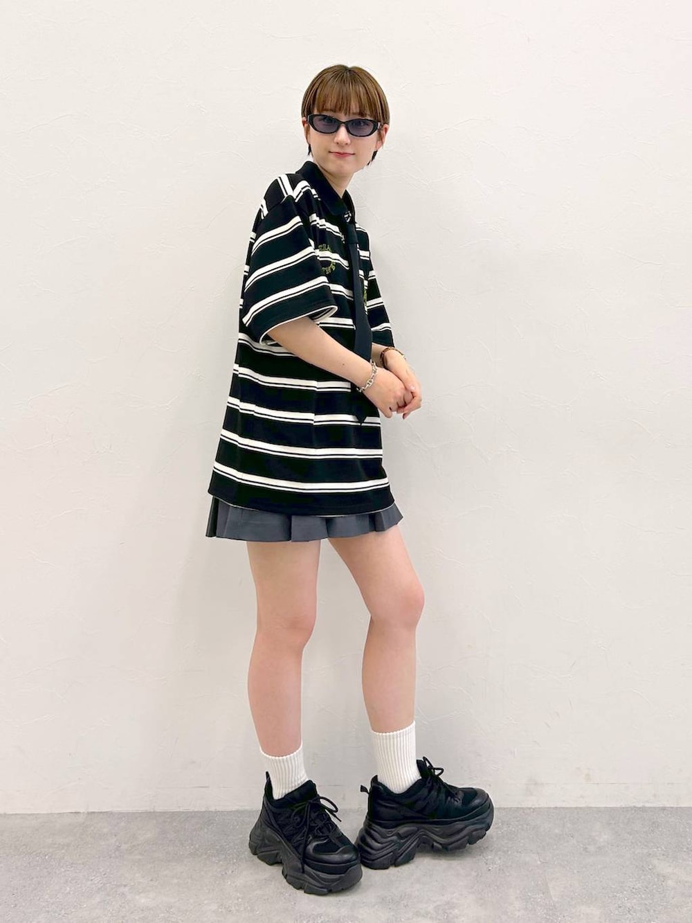 ブラック系のスニーカー、ブラック系のネクタイ、グレー系のその他パンツを着用したレディースの夏コーディネートの5枚目の写真