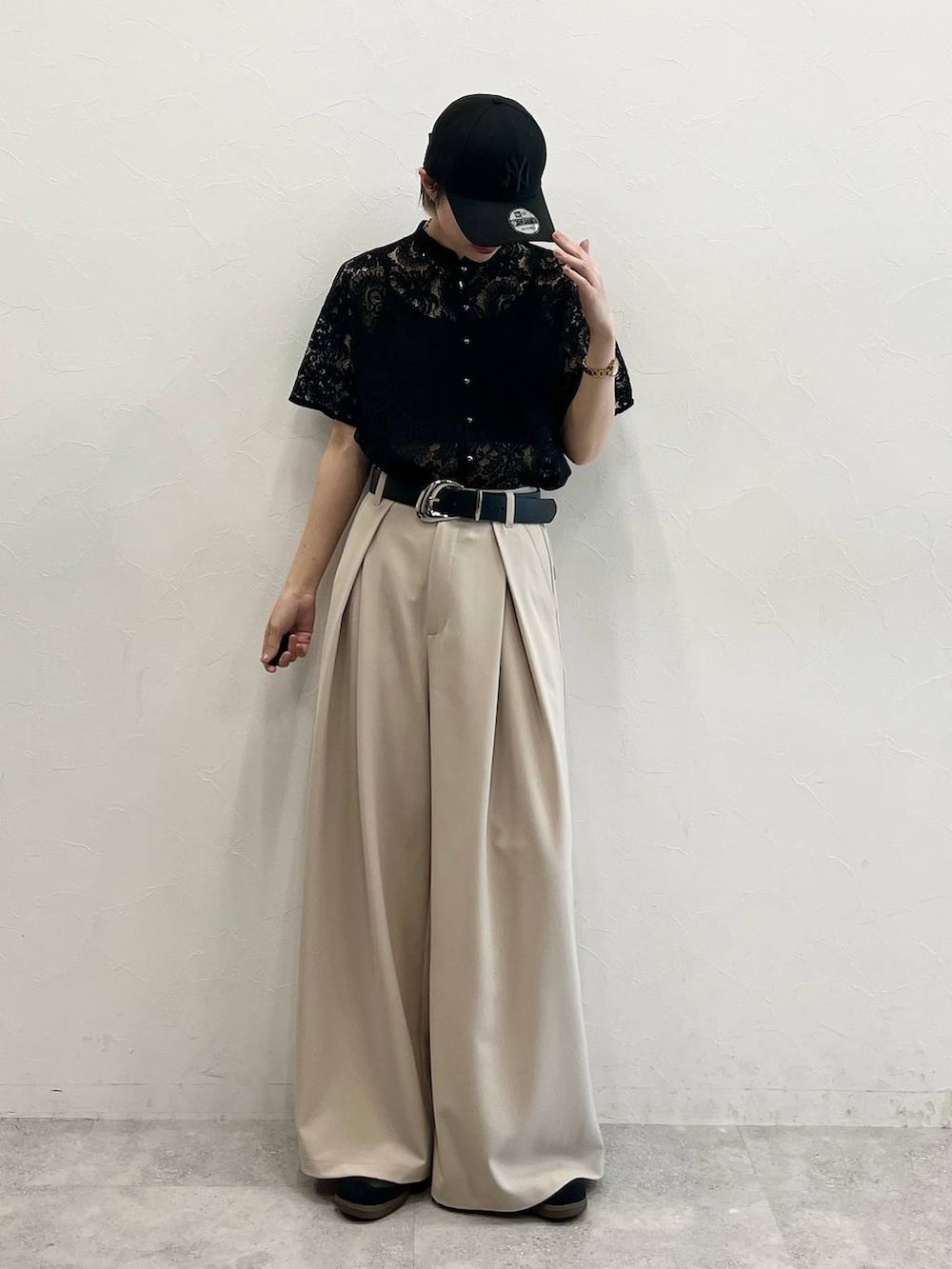 ブラック系のシャツ/ブラウス、ブラック系のスニーカー、ブラック系のキャミソールを着用したレディースの春コーディネートの2枚目の写真