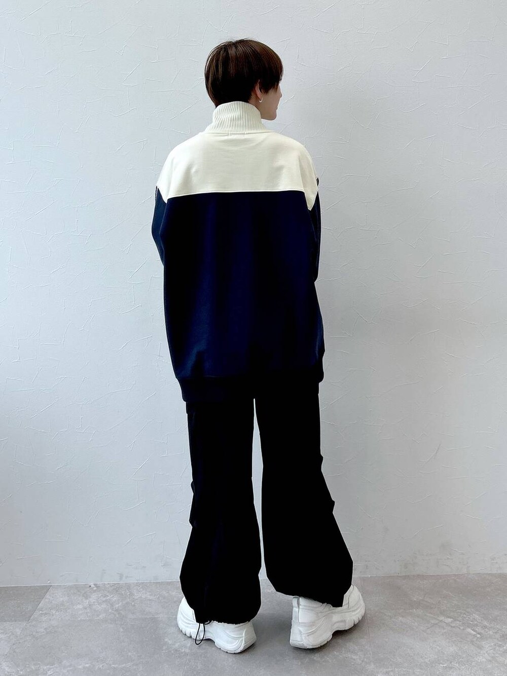 ブラック系のその他パンツ、ブルー系のスウェットを着用したレディースの冬コーディネートの7枚目の写真