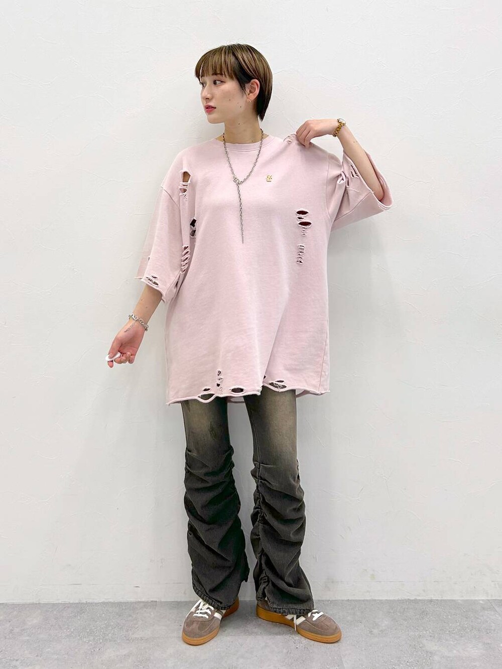 ブラック系のデニムパンツ、ピンク系のTシャツ/カットソー、シルバー系のネックレスを着用したレディースの夏コーディネートの2枚目の写真