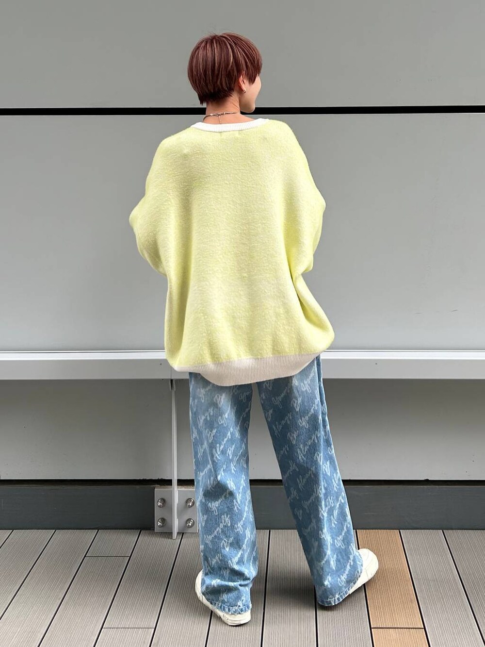 ブルー系のデニムパンツ、ホワイト系のニット/セーターを着用したレディースの冬コーディネートの8枚目の写真