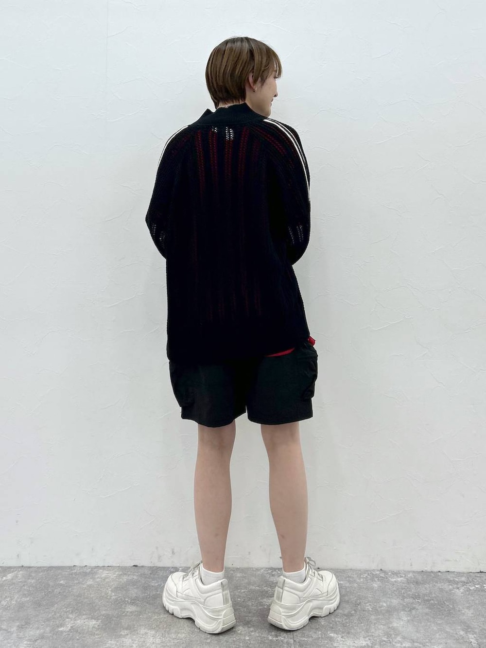 ブラック系のカーディガン/ボレロ、レッド系のTシャツ/カットソー、ブラック系のカーゴパンツを着用したレディースの春コーディネートの7枚目の写真