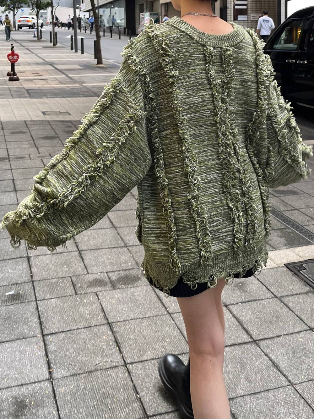 グリーン系のニット/セーターを着用したレディースの冬コーディネートの6枚目の写真