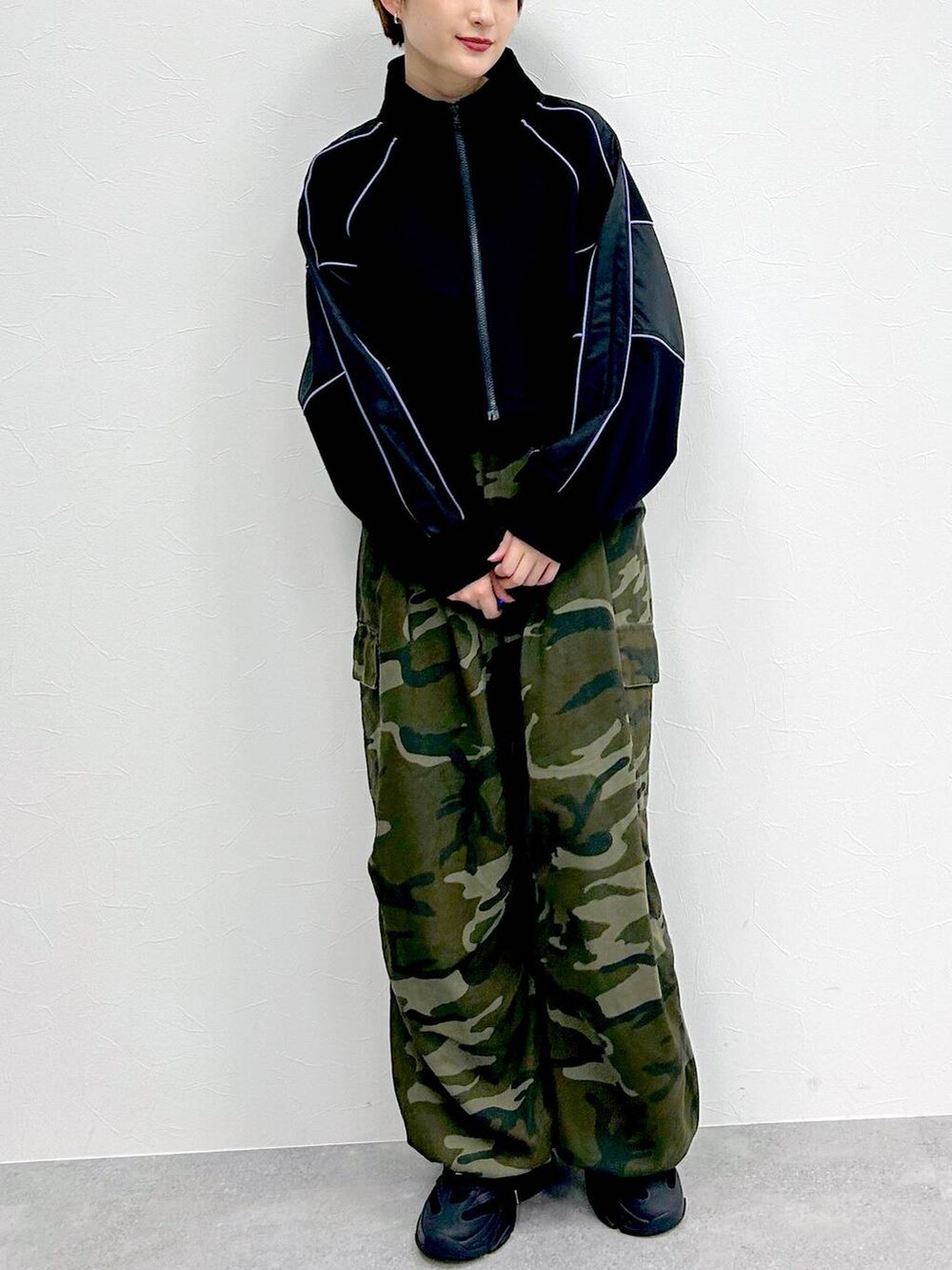 グリーン系のその他パンツ、ブラック系のスウェットを着用したレディースの冬コーディネートの2枚目の写真