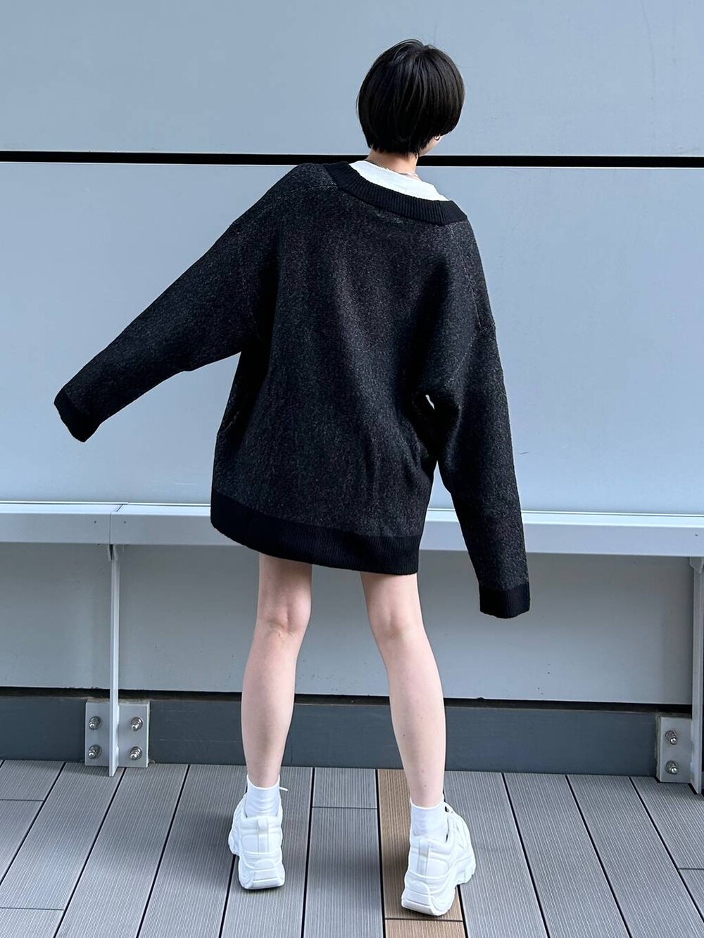 ブラック系のカーディガン/ボレロを着用したレディースの冬コーディネートの8枚目の写真