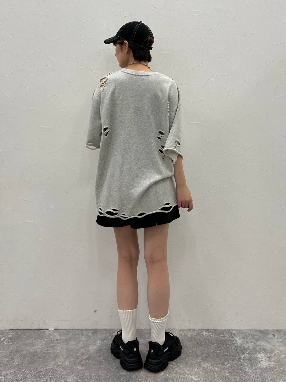 ブラック系のその他パンツ、グレー系のTシャツ/カットソー、ブラック系のキャップを着用したレディースの秋コーディネートの7枚目の写真