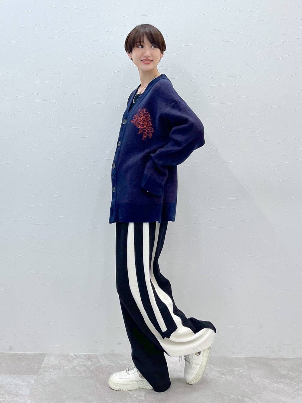 ブラック系のスウェットパンツ、ブルー系のカーディガン/ボレロを着用したレディースの秋コーディネートの2枚目の写真