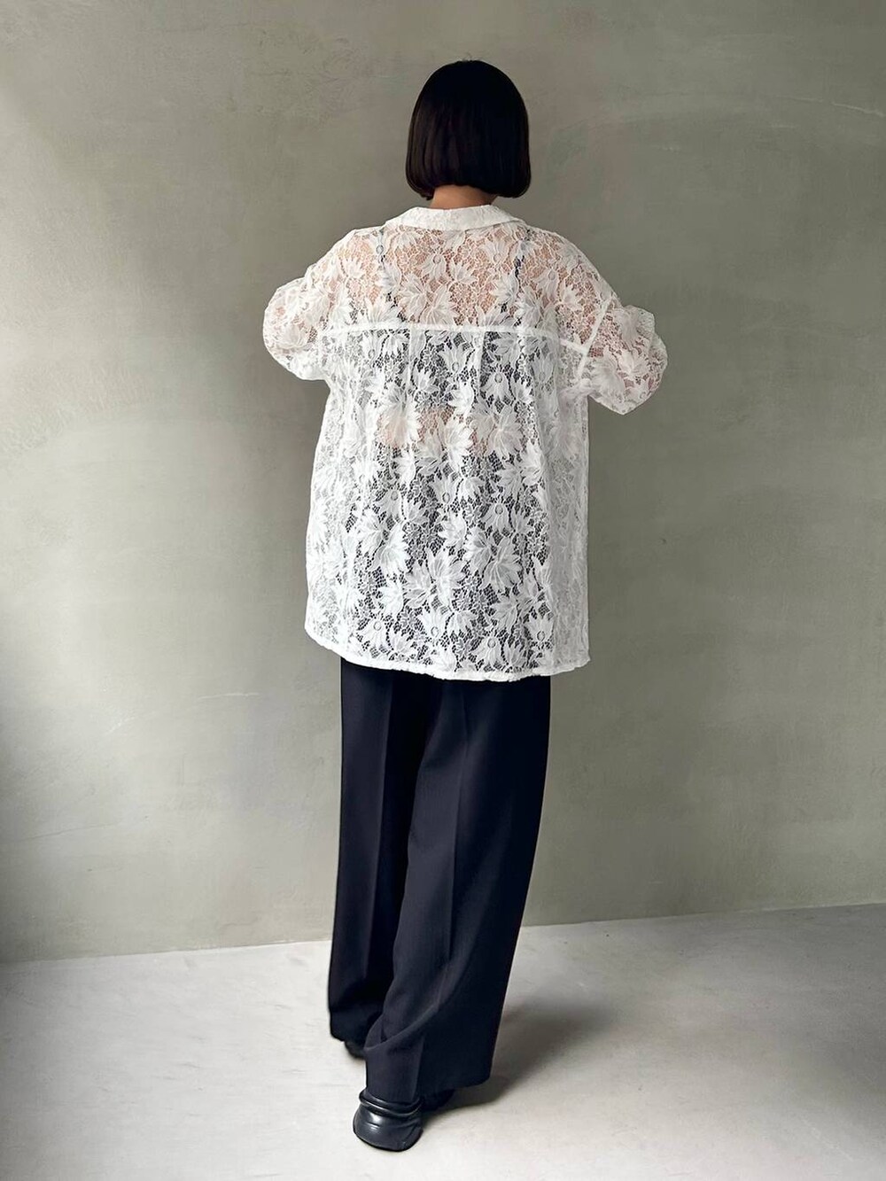 ブラック系のキャミソール、ブラック系のスラックス、ブラック系のスニーカーを着用したレディースの夏コーディネートの5枚目の写真