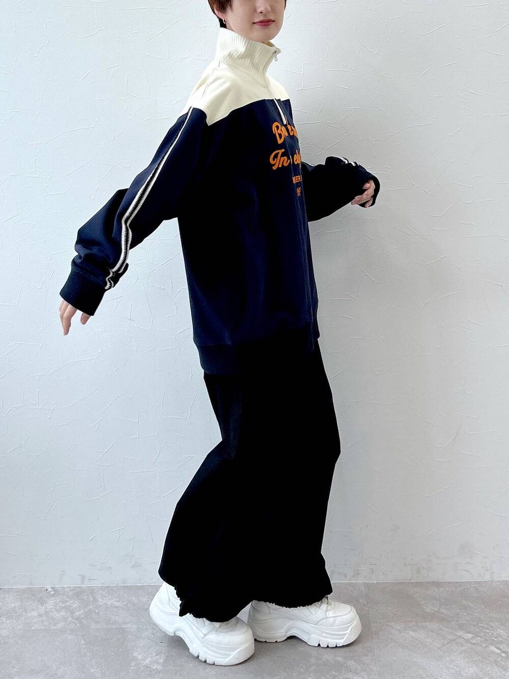 ブラック系のその他パンツ、ブルー系のスウェットを着用したレディースの冬コーディネートの6枚目の写真