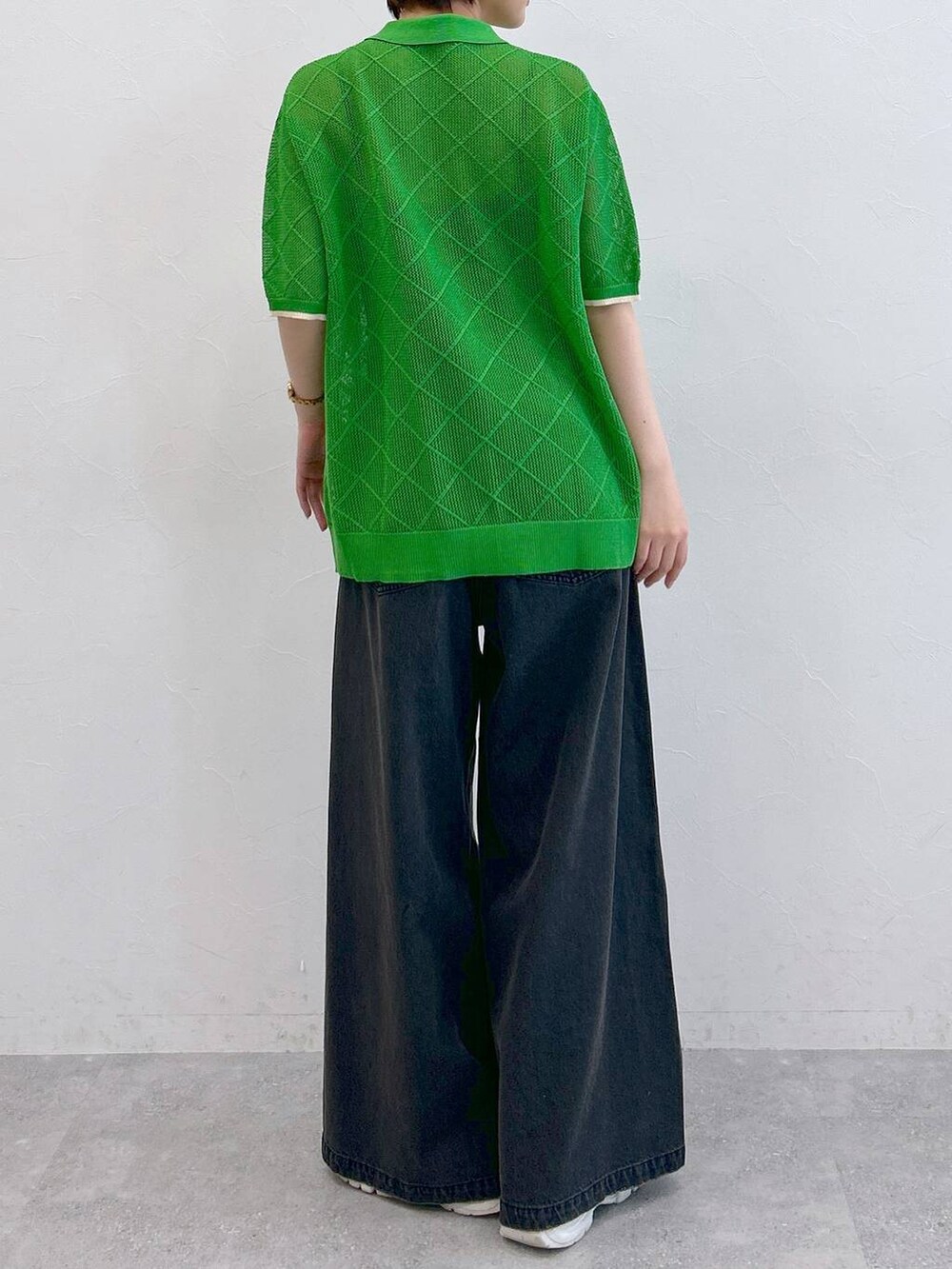 ブラック系のデニムパンツ、グリーン系のシャツ/ブラウスを着用したレディースの夏コーディネートの6枚目の写真