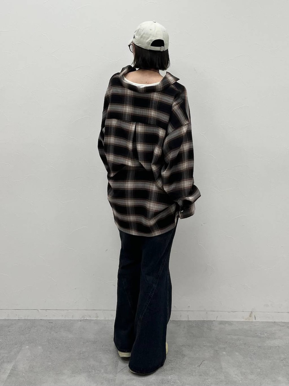 ブルー系のデニムパンツ、ブラウン系のシャツ/ブラウス、ホワイト系のTシャツ/カットソーを着用したレディースの夏コーディネートの6枚目の写真