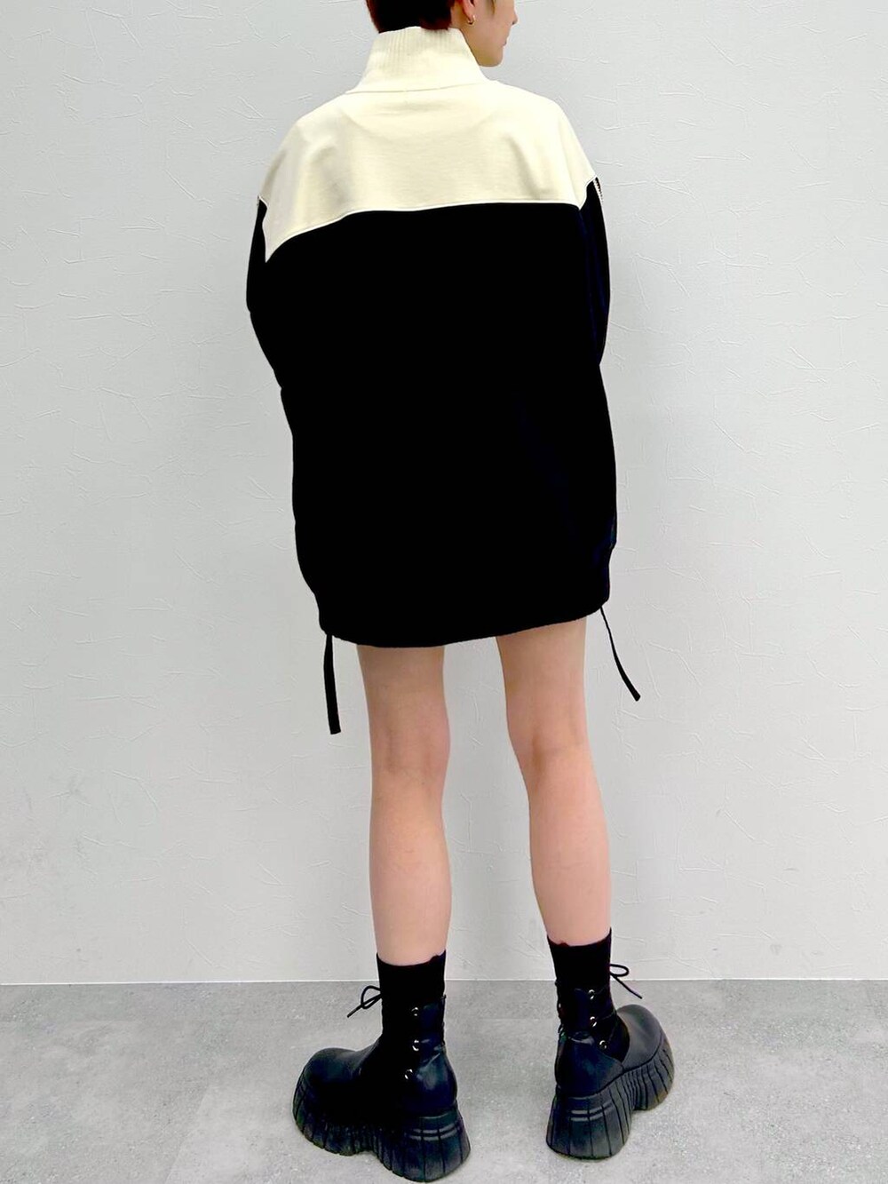 ブラック系のブーツ、ブラック系のスカート、ブラック系のスウェットを着用したレディースの冬コーディネートの7枚目の写真