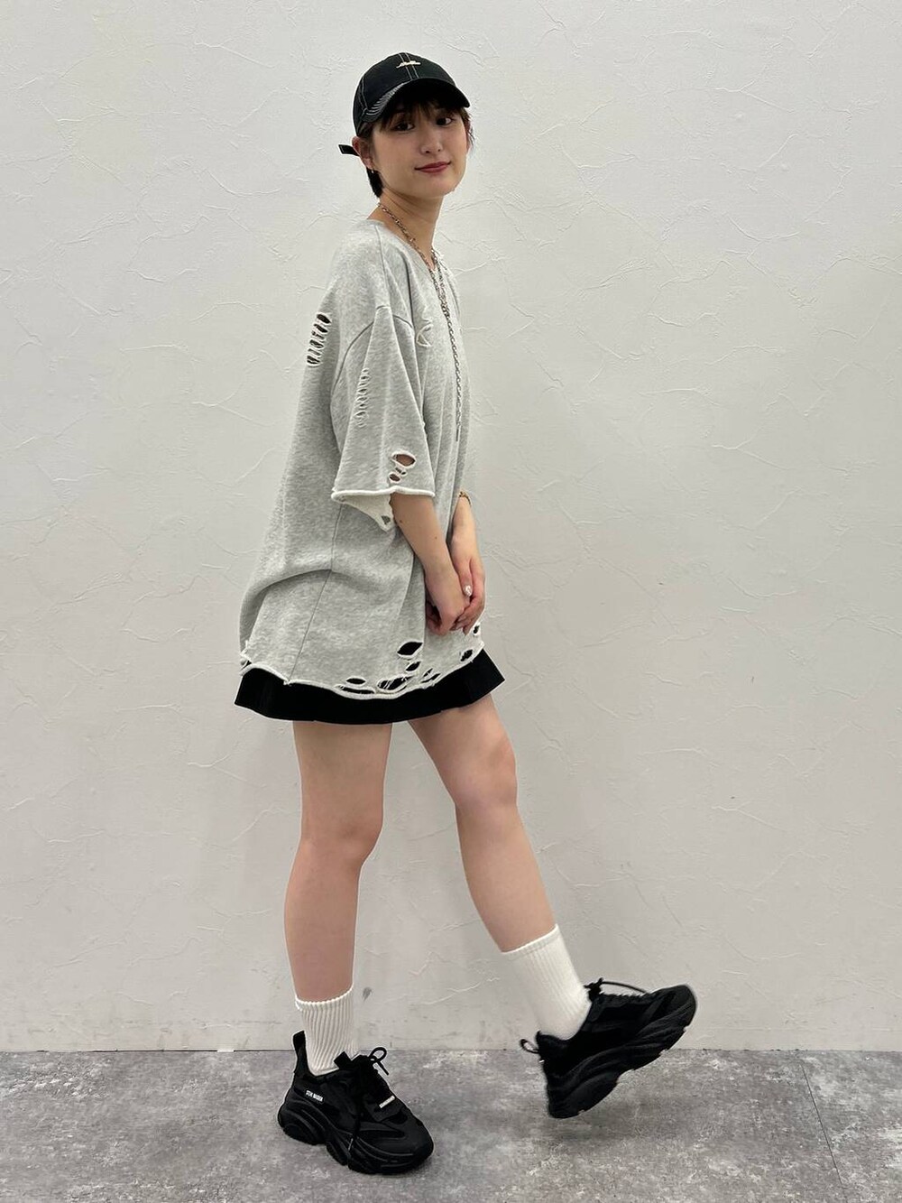 ブラック系のその他パンツ、グレー系のTシャツ/カットソー、ブラック系のキャップを着用したレディースの秋コーディネートの3枚目の写真