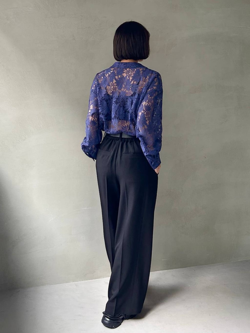 ブラック系のキャミソール、ブラック系のスラックス、ブラック系のスニーカーを着用したレディースの夏コーディネートの7枚目の写真