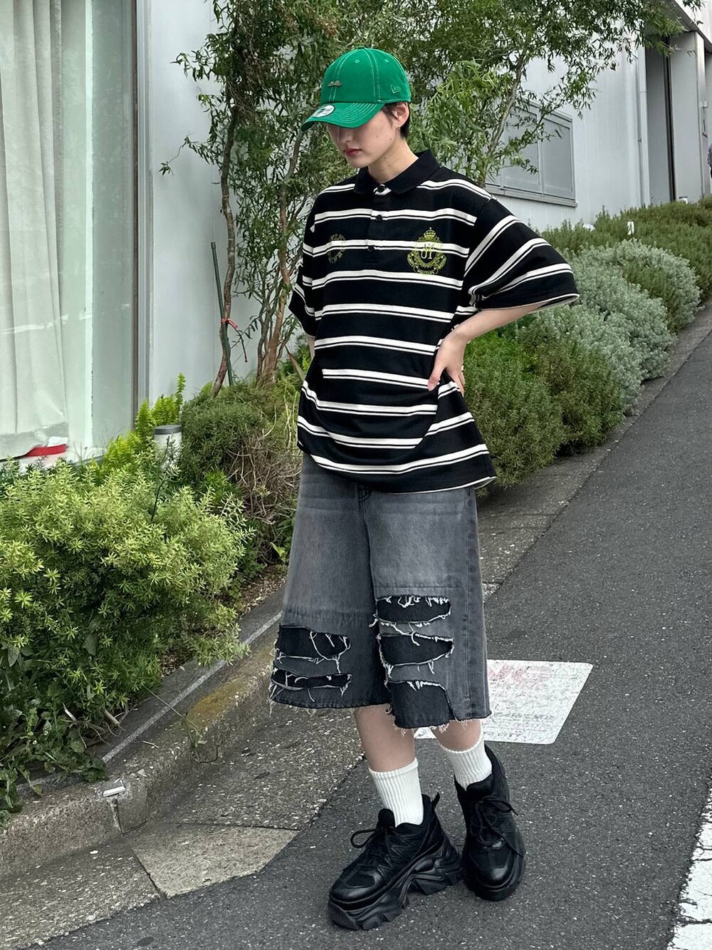 ブラック系のスニーカー、ブラック系のデニムパンツ、ブラック系のTシャツ/カットソーを着用したレディースの夏コーディネートの4枚目の写真