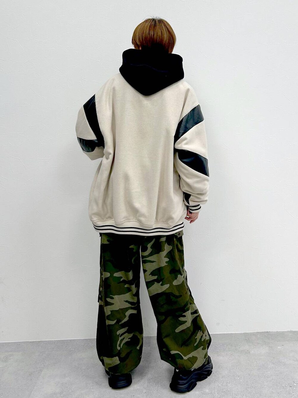 ブラック系のパーカー、グリーン系のその他パンツ、ベージュ系のスタジャンを着用したレディースの冬コーディネートの7枚目の写真