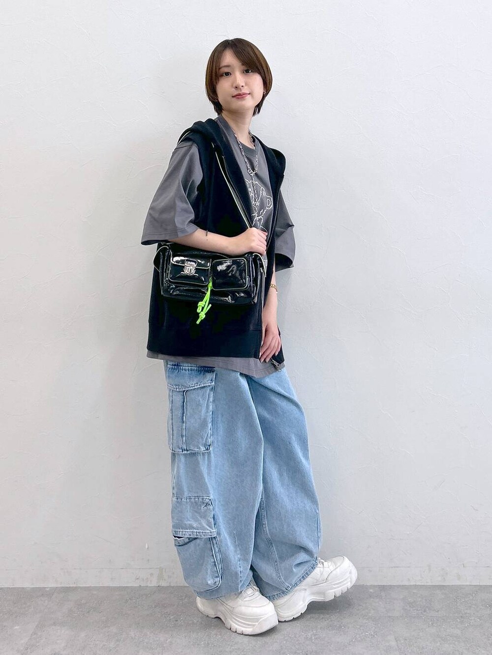 グレー系のTシャツ/カットソー、ブラック系のパーカー、ブラック系のショルダーバッグを着用したレディースの夏コーディネートの4枚目の写真