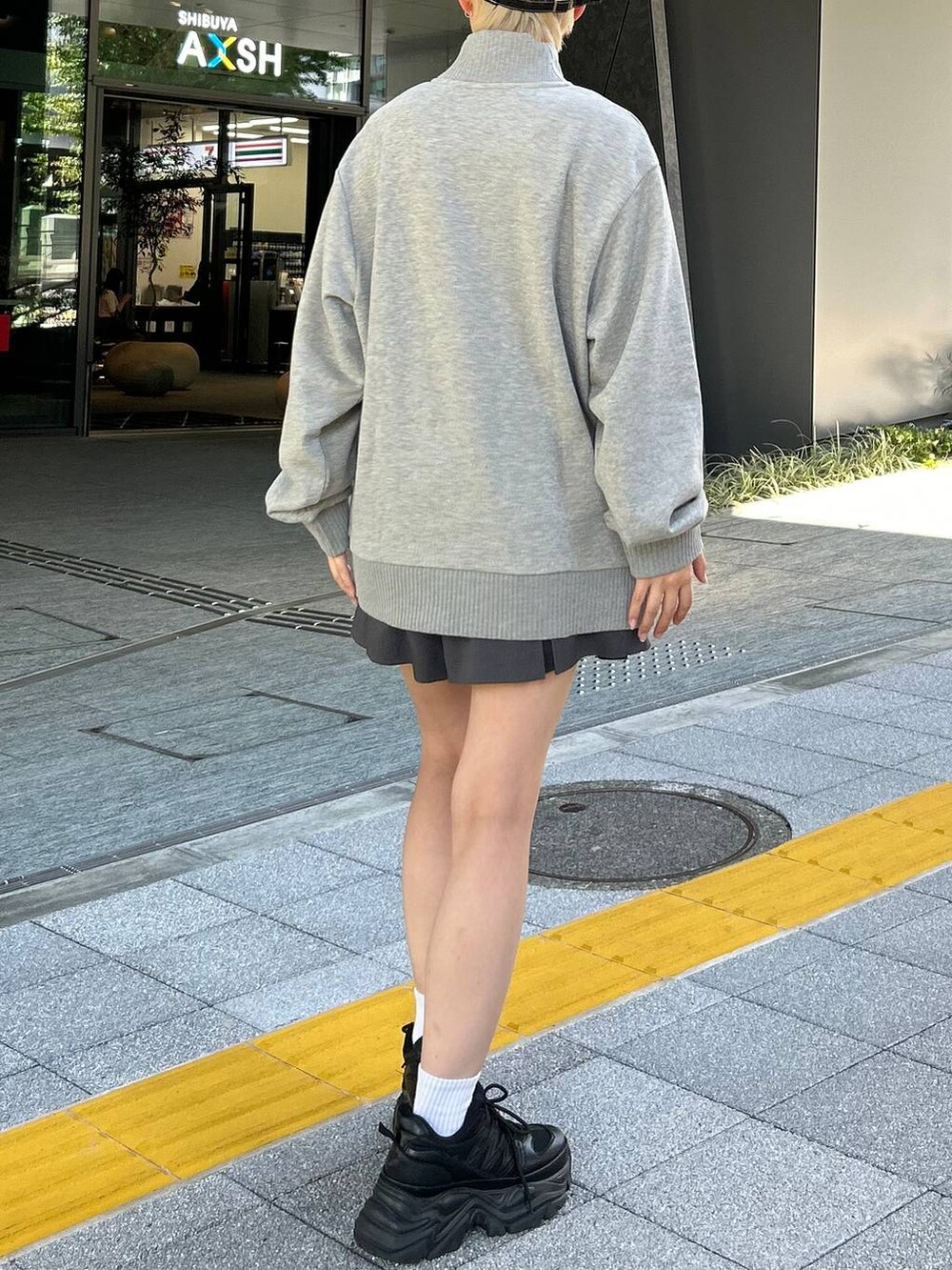 ブラック系のスニーカー、グレー系のその他パンツ、グレー系のスウェットを着用したレディースの秋コーディネートの8枚目の写真