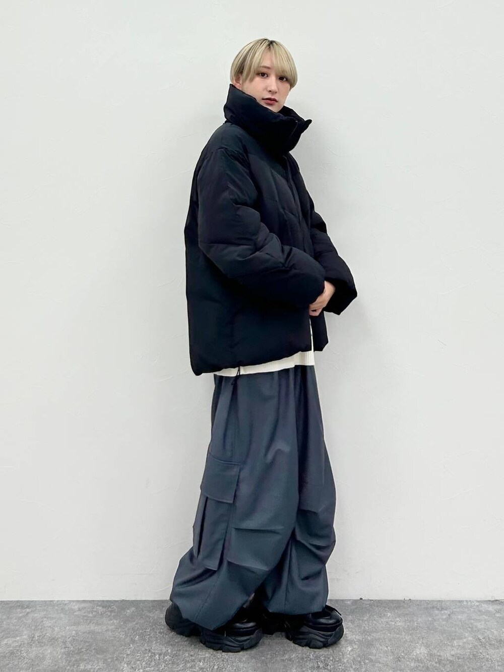 ブラック系のスニーカー、グレー系のカーゴパンツ、ブラック系のブルゾンを着用したレディースの冬コーディネートの3枚目の写真