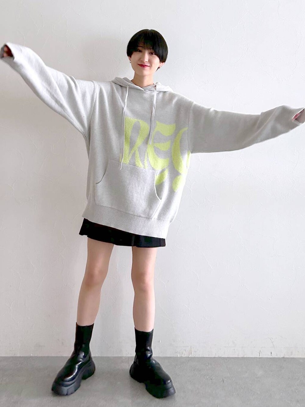 ブラック系のブーツ、ブラック系のその他パンツ、ベージュ系のニット/セーターを着用したレディースの冬コーディネートの2枚目の写真