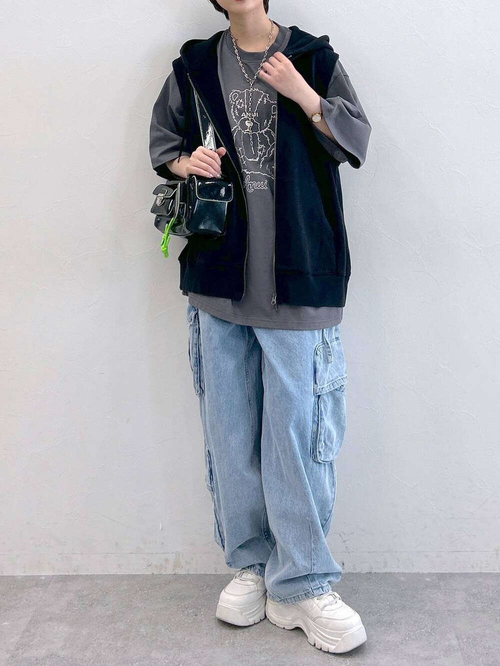 グレー系のTシャツ/カットソー、ブラック系のパーカー、ブラック系のショルダーバッグを着用したレディースの夏コーディネートの2枚目の写真