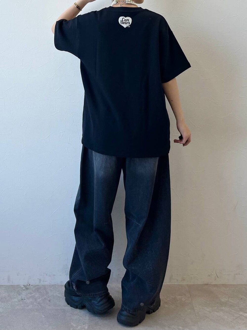 ブラック系のスニーカー、ブラック系のデニムパンツ、ブラック系のTシャツ/カットソーを着用したレディースの春コーディネートの8枚目の写真