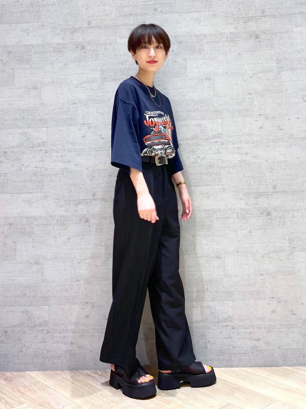 ブルー系のTシャツ/カットソー、ブラック系のスラックス、ブラック系のサンダルを着用したレディースの夏コーディネートの5枚目の写真