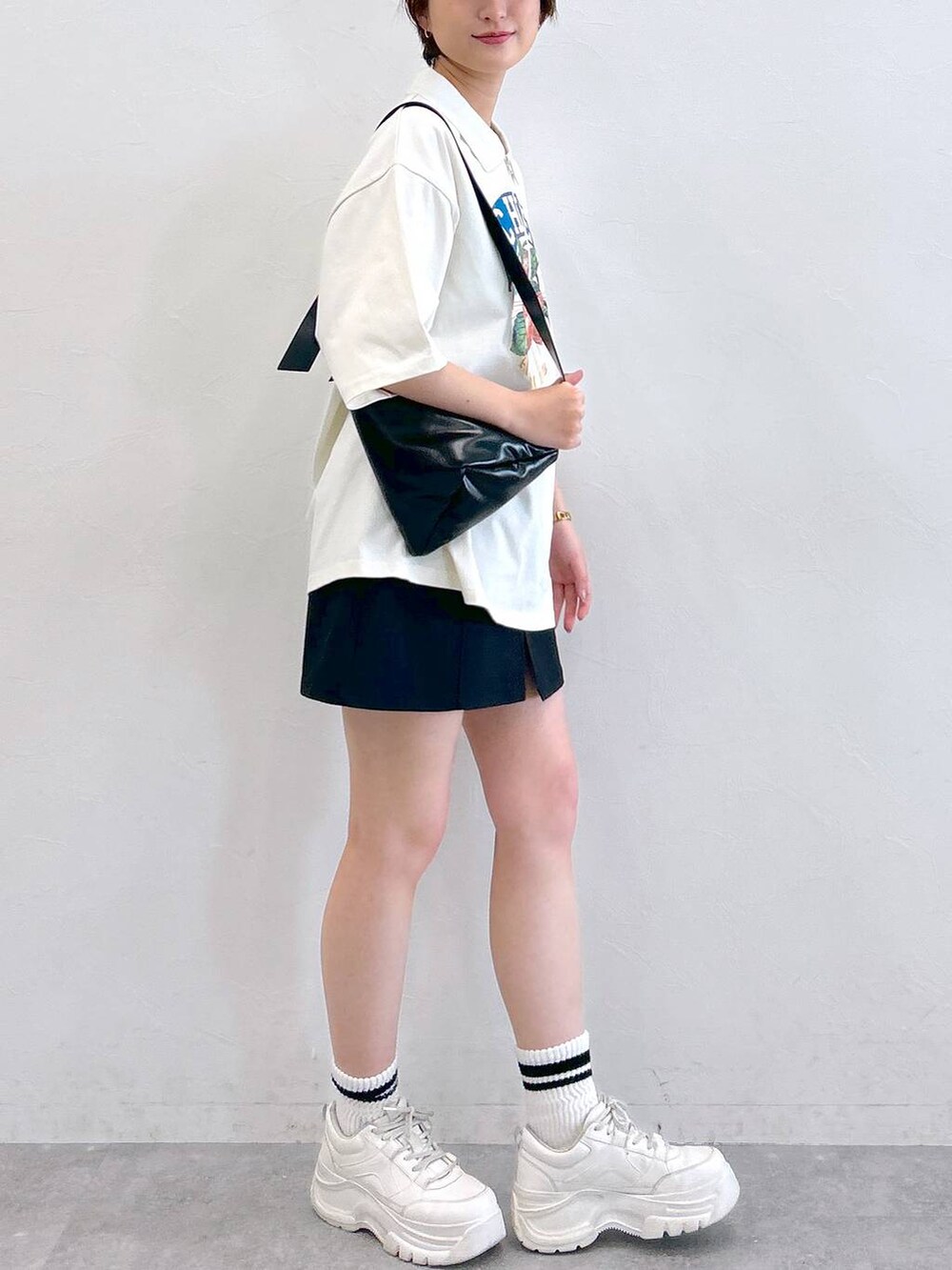 ホワイト系のTシャツ/カットソー、ブラック系のその他パンツ、ブラック系のショルダーバッグを着用したレディースの春コーディネートの4枚目の写真