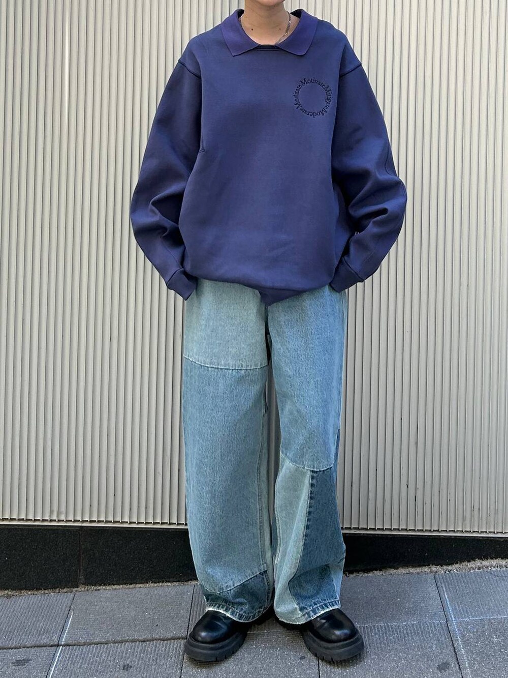 ブルー系のデニムパンツ、ブルー系のスウェットを着用したレディースの秋コーディネートの2枚目の写真