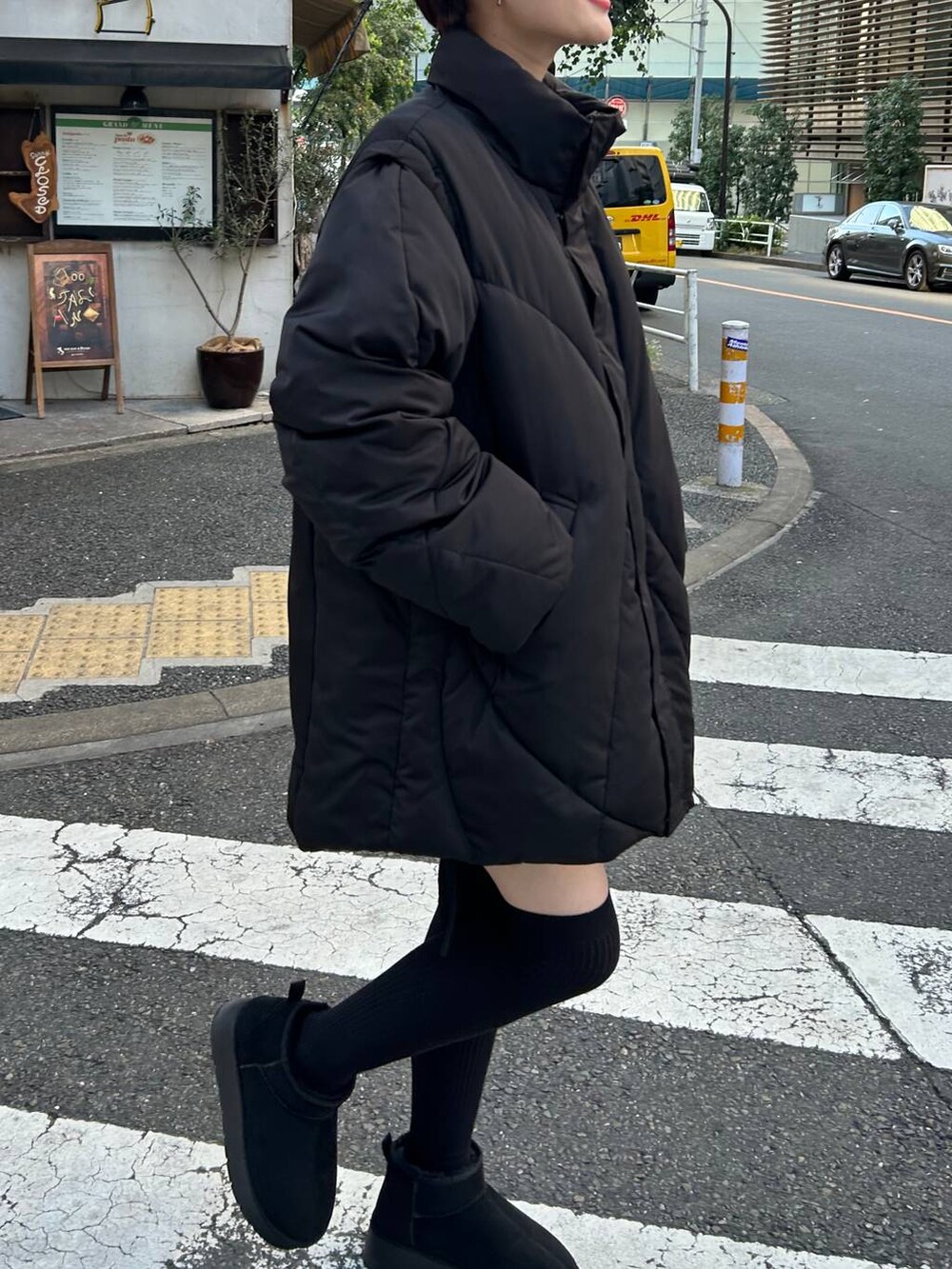 ブラック系のブルゾン、ブラック系のブーツ、ブラック系のスカートを着用したレディースの冬コーディネートの4枚目の写真