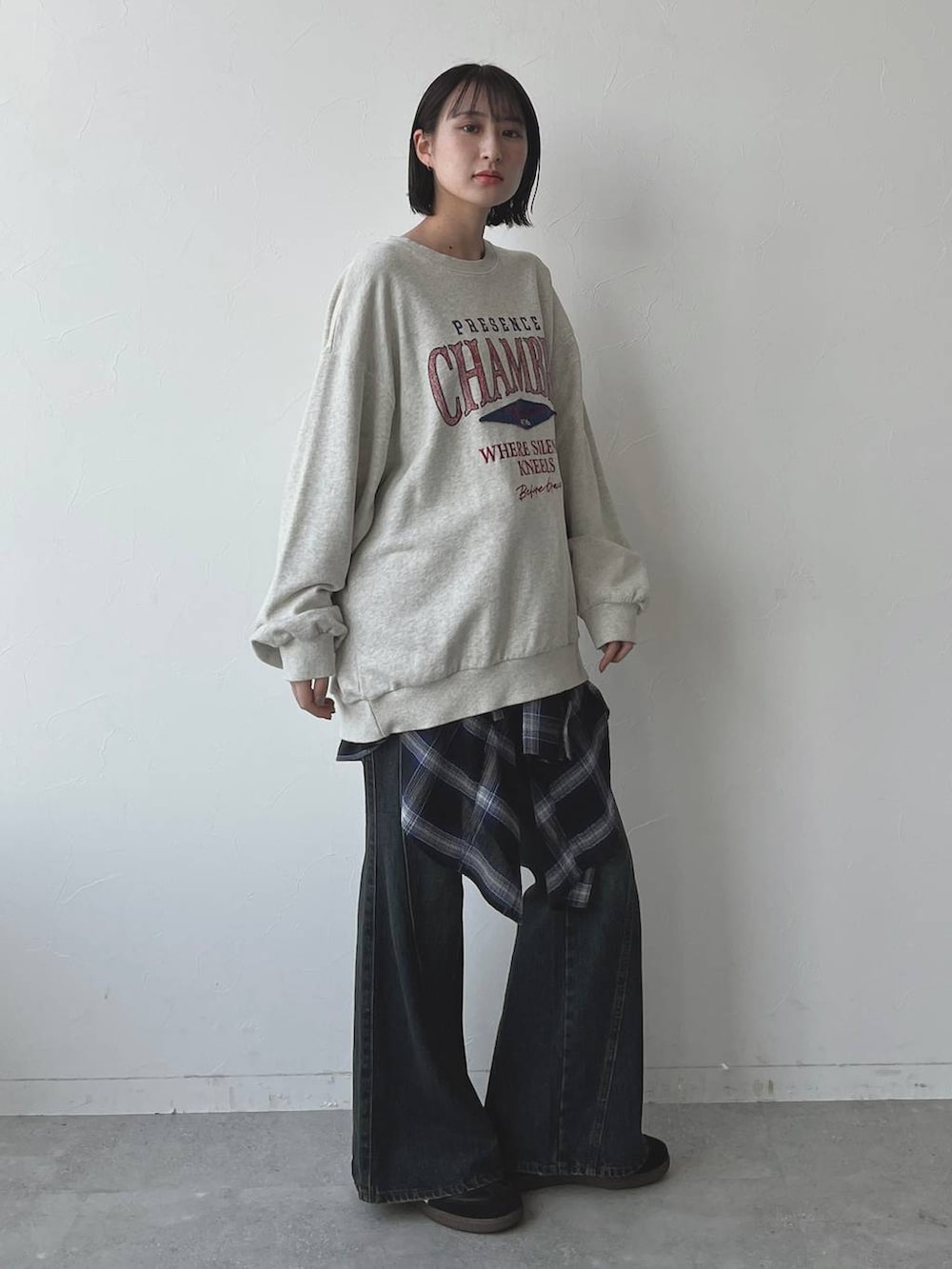 ブルー系のデニムパンツ、ブルー系のシャツ/ブラウス、ベージュ系のスウェットを着用したレディースの秋コーディネートの3枚目の写真