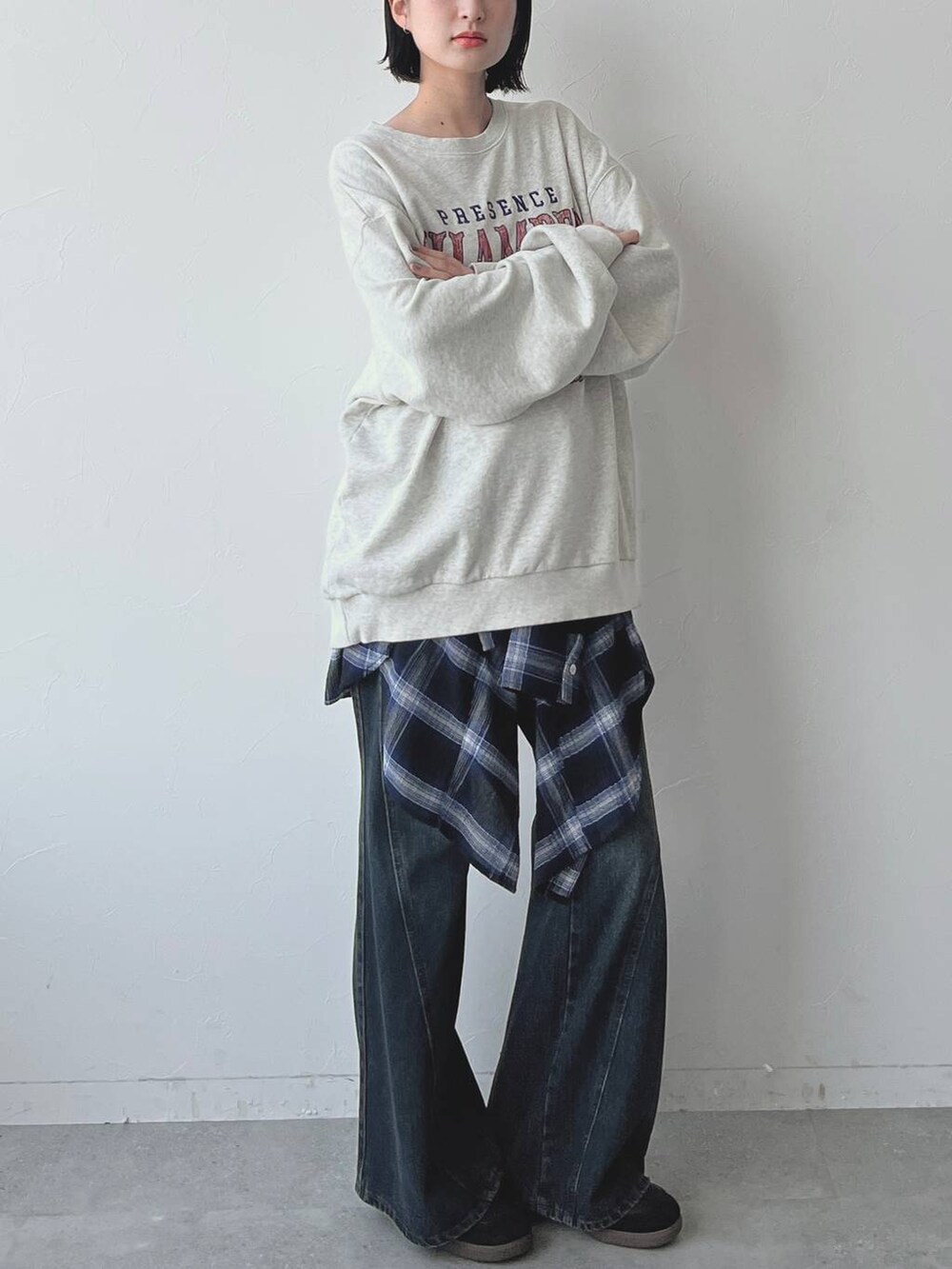 ブルー系のデニムパンツ、ブルー系のシャツ/ブラウス、ベージュ系のスウェットを着用したレディースの秋コーディネートの2枚目の写真