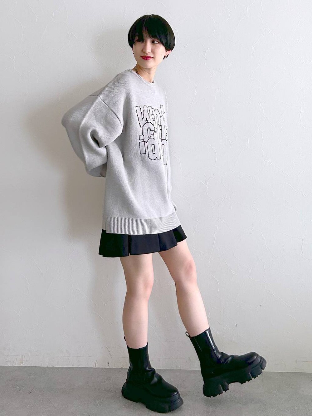 ブラック系のブーツ、ブラック系のその他パンツ、グレー系のニット/セーターを着用したレディースの冬コーディネートの3枚目の写真