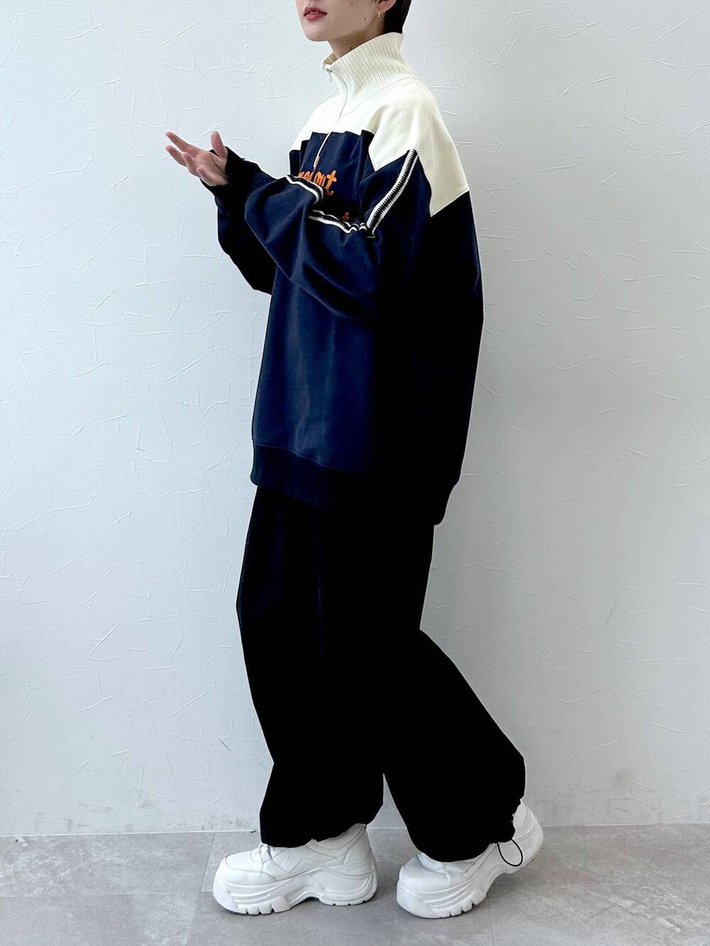 ブラック系のその他パンツ、ブルー系のスウェットを着用したレディースの冬コーディネートの4枚目の写真