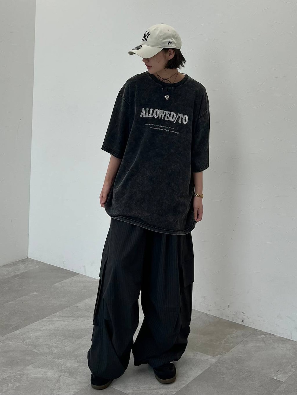 その他のカーゴパンツ、ブラック系のTシャツ/カットソー、ホワイト系のキャップを着用したレディースの夏コーディネートの2枚目の写真