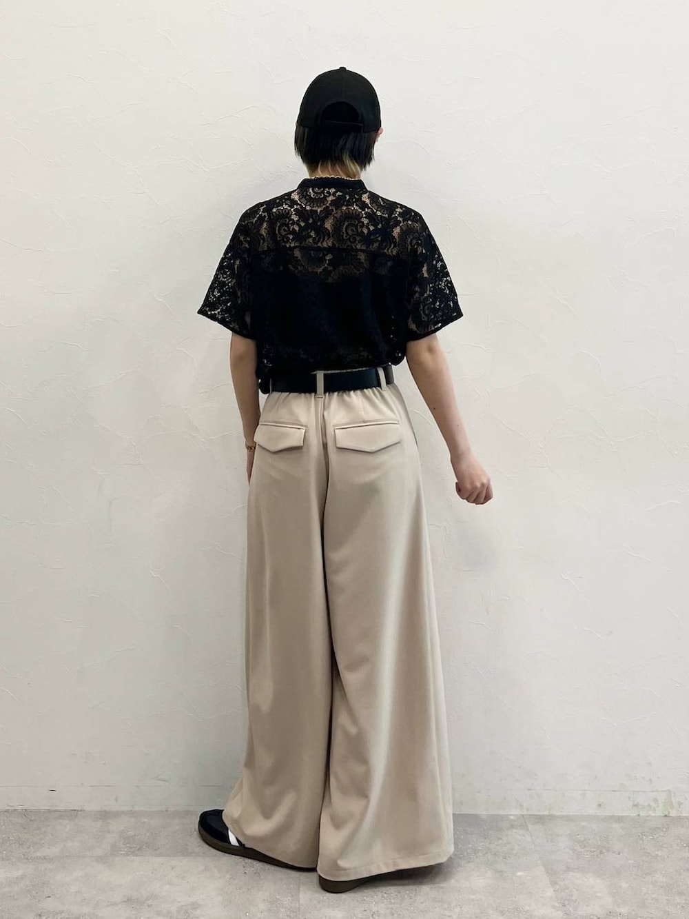 ブラック系のシャツ/ブラウス、ブラック系のスニーカー、ブラック系のキャミソールを着用したレディースの春コーディネートの6枚目の写真