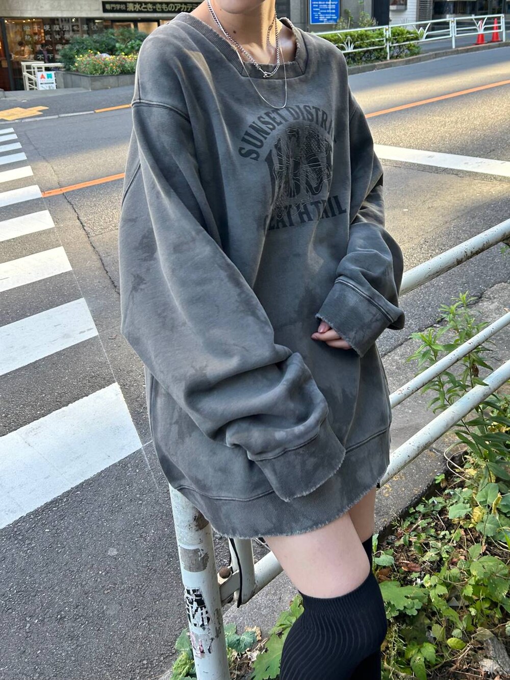 ブラック系のブーツ、ブラック系のスカート、グレー系のスウェットを着用したレディースの冬コーディネートの10枚目の写真