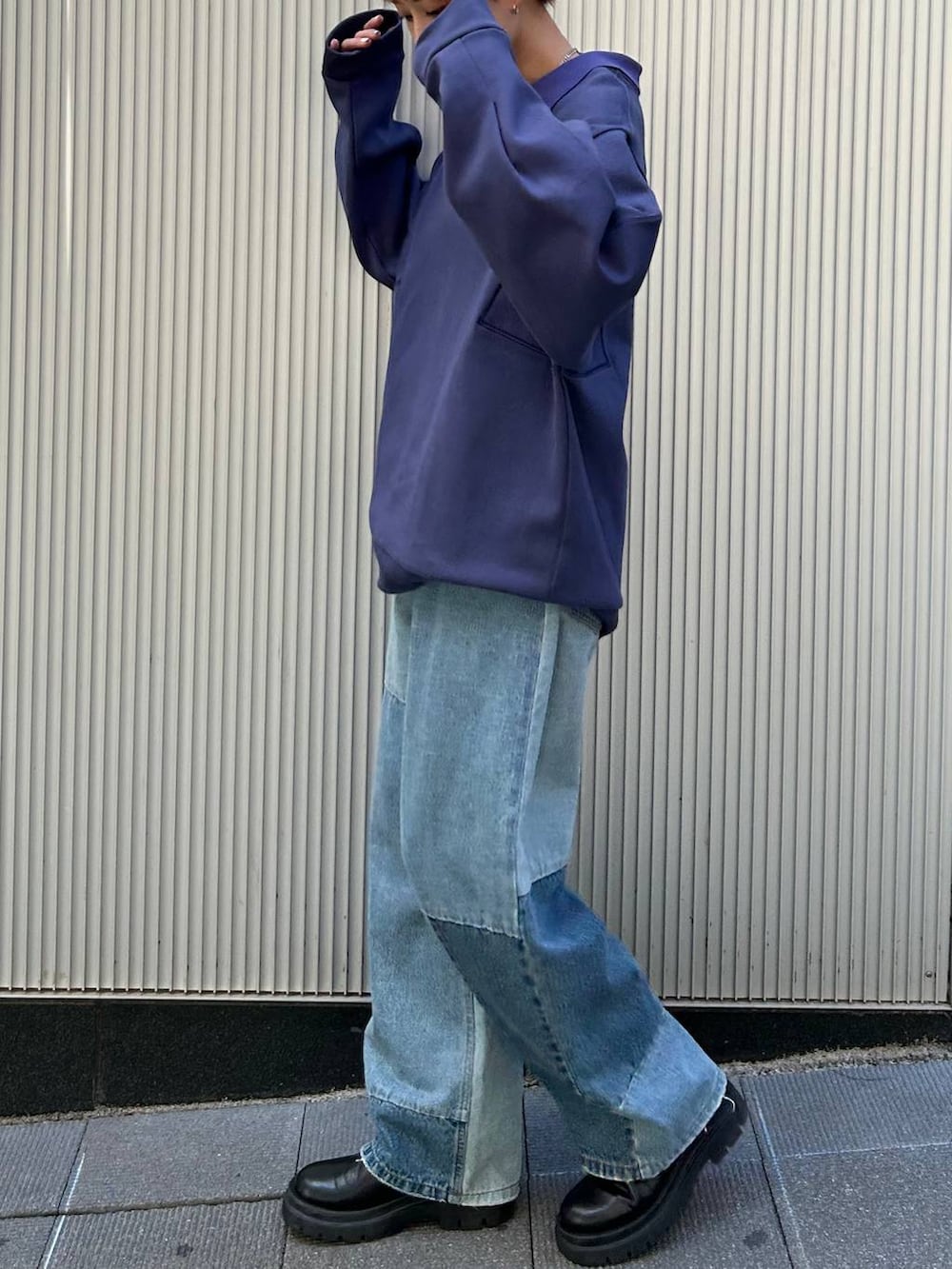 ブルー系のデニムパンツ、ブルー系のスウェットを着用したレディースの秋コーディネートの4枚目の写真