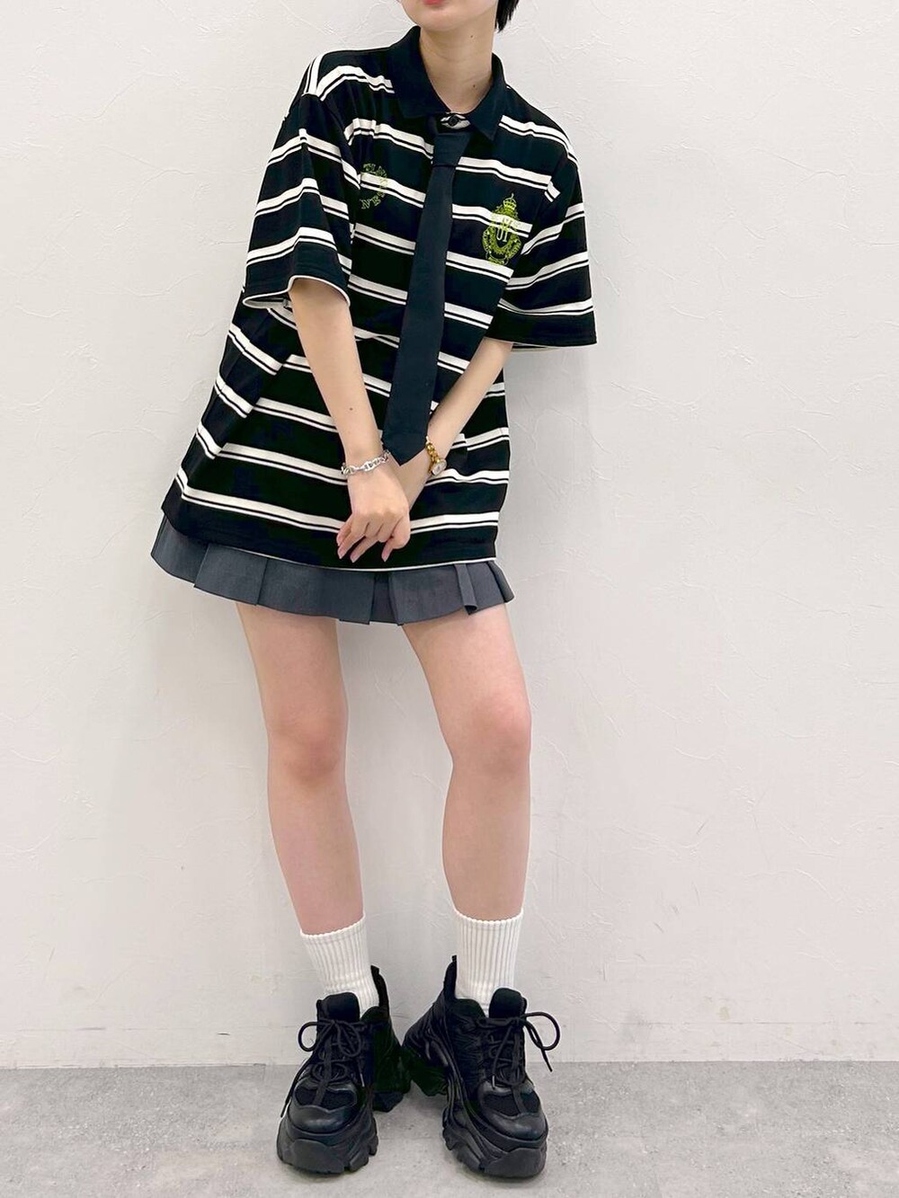 ブラック系のスニーカー、ブラック系のネクタイ、グレー系のその他パンツを着用したレディースの夏コーディネートの2枚目の写真