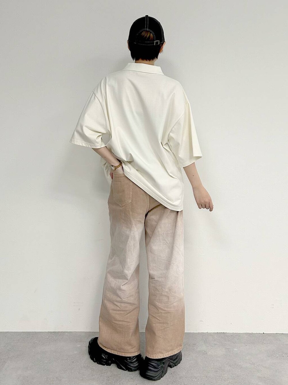 ピンク系のデニムパンツ、ブラック系のスニーカー、ホワイト系のTシャツ/カットソーを着用したレディースの夏コーディネートの7枚目の写真