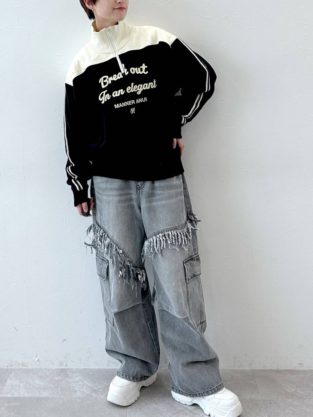 グレー系のデニムパンツ、ブラック系のスウェットを着用したレディースの冬コーディネートの3枚目の写真