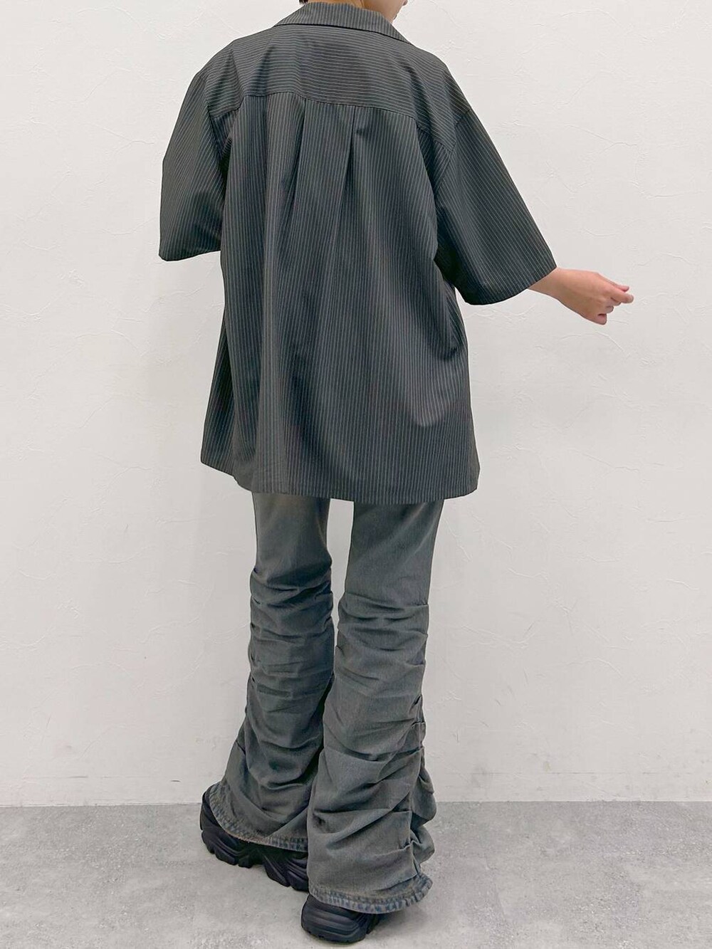 ブラック系のスニーカー、ホワイト系のTシャツ/カットソー、グレー系のシャツ/ブラウスを着用したレディースの夏コーディネートの8枚目の写真