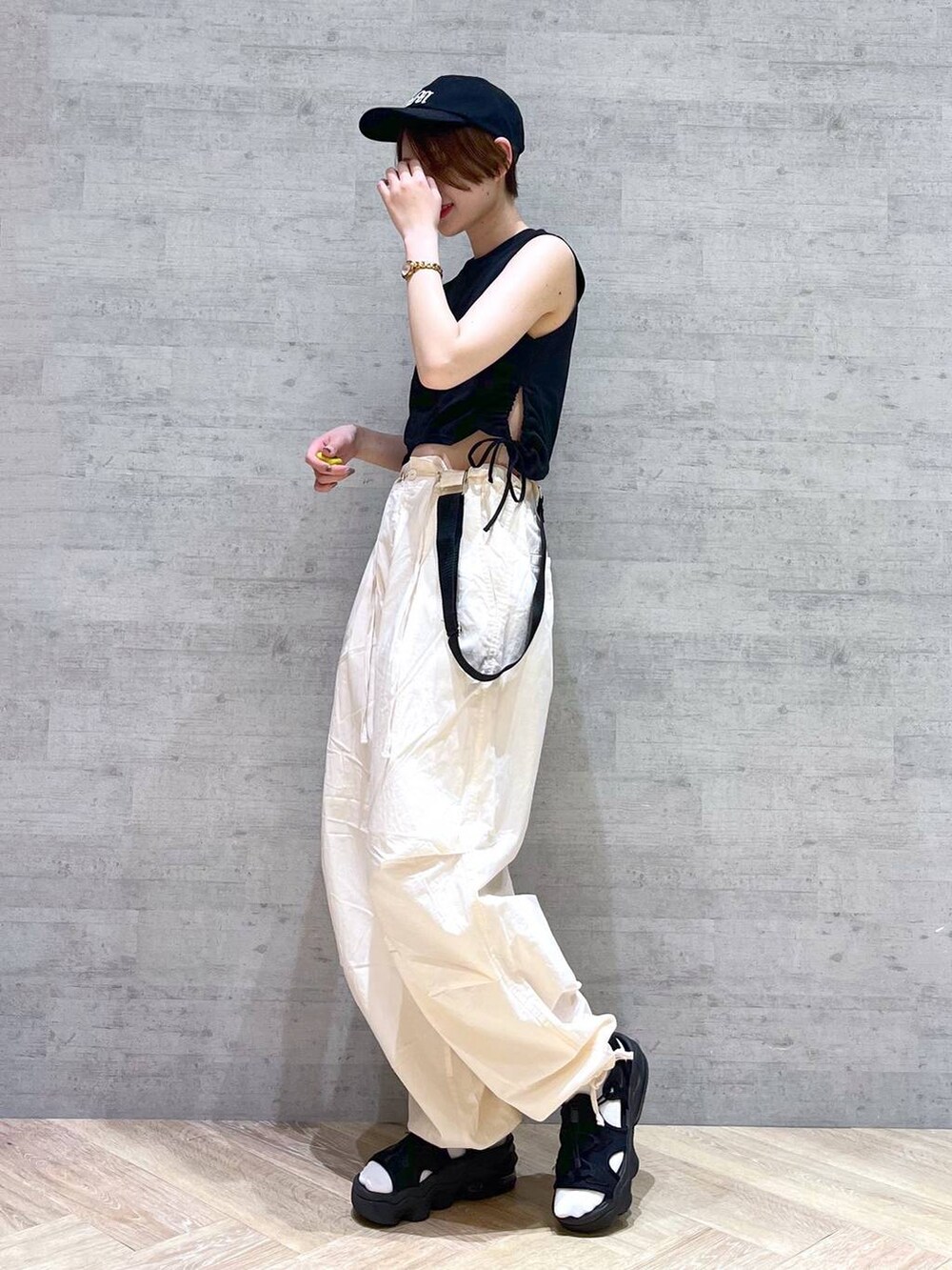 ホワイト系のその他パンツ、ブラック系のTシャツ/カットソー、ブラック系のキャップを着用したレディースの夏コーディネートの3枚目の写真