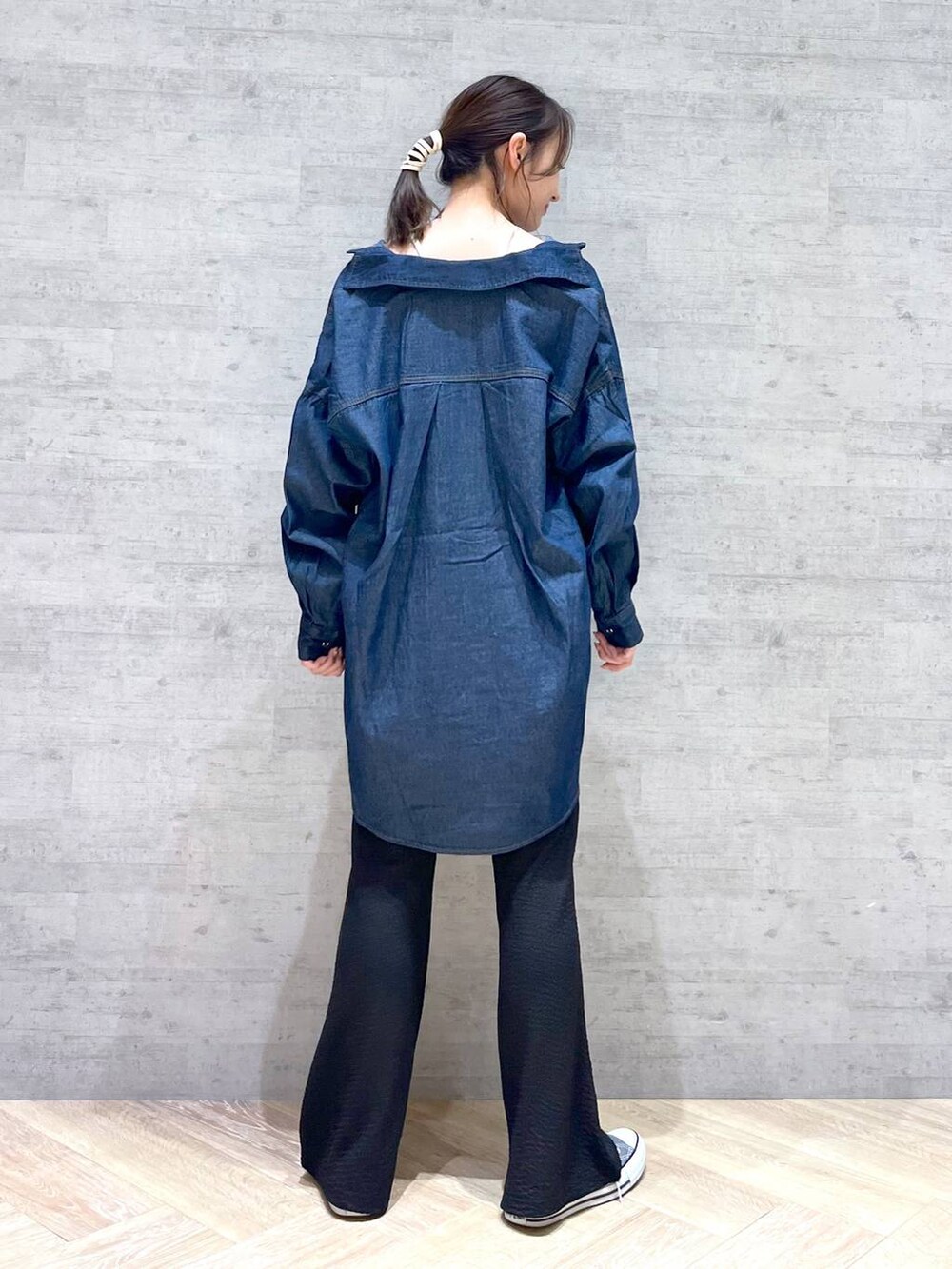 ブルー系のシャツ/ブラウス、ブラック系のその他パンツ、ブラック系のキャミソールを着用したレディースの夏コーディネートの5枚目の写真